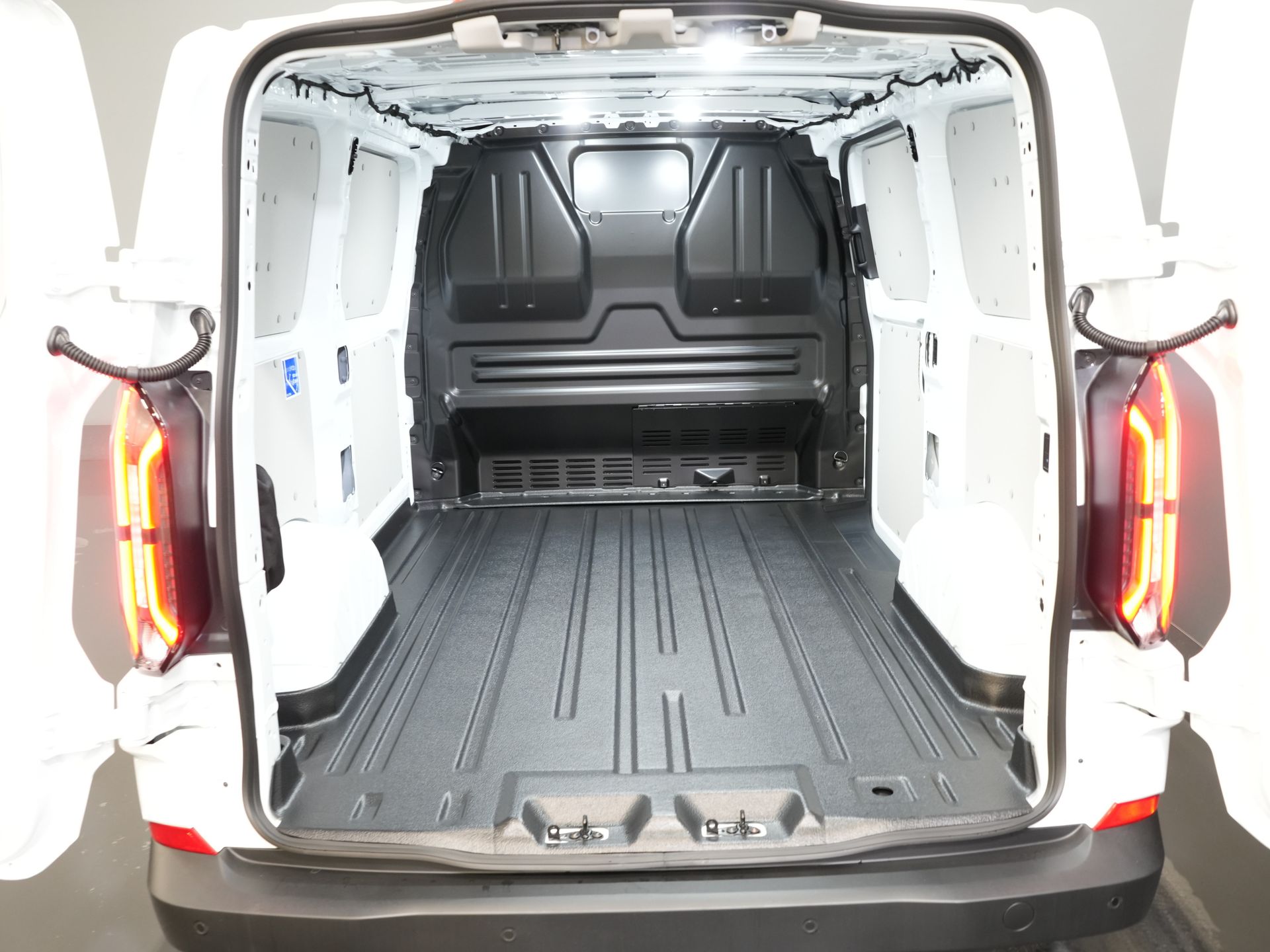 Ford E-Transit Custom Bestelbus 320 Trend 65 kWh 330 km WLTP LED/ Snellader/ 2.3t Trekverm./ Stuurverw./ Stoelverw./ Carplay/ Climate/ Camera/ PDC/ Cruise 14