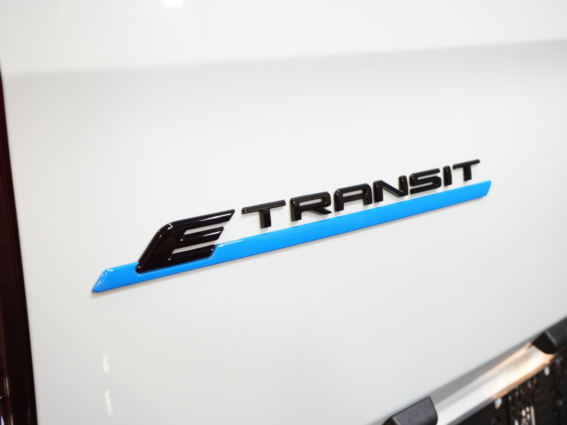 Ford E-Transit Custom Bestelbus 320 Trend 65 kWh 330 km WLTP LED/ Snellader/ 2.3t Trekverm./ Stuurverw./ Stoelverw./ Carplay/ Climate/ Camera/ PDC/ Cruise 16