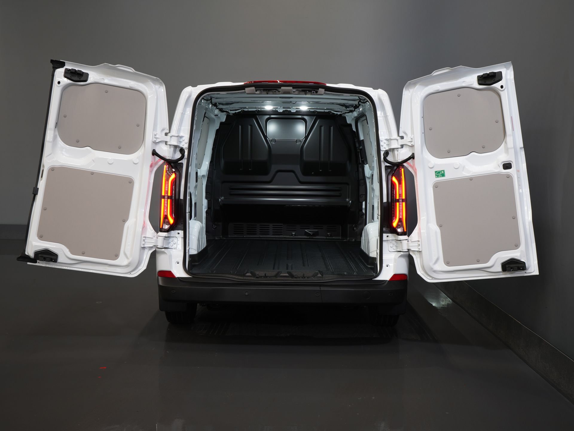 Ford E-Transit Custom Bestelbus 320 Trend 65 kWh 330 km WLTP LED/ Snellader/ 2.3t Trekverm./ Stuurverw./ Stoelverw./ Carplay/ Climate/ Camera/ PDC/ Cruise 4