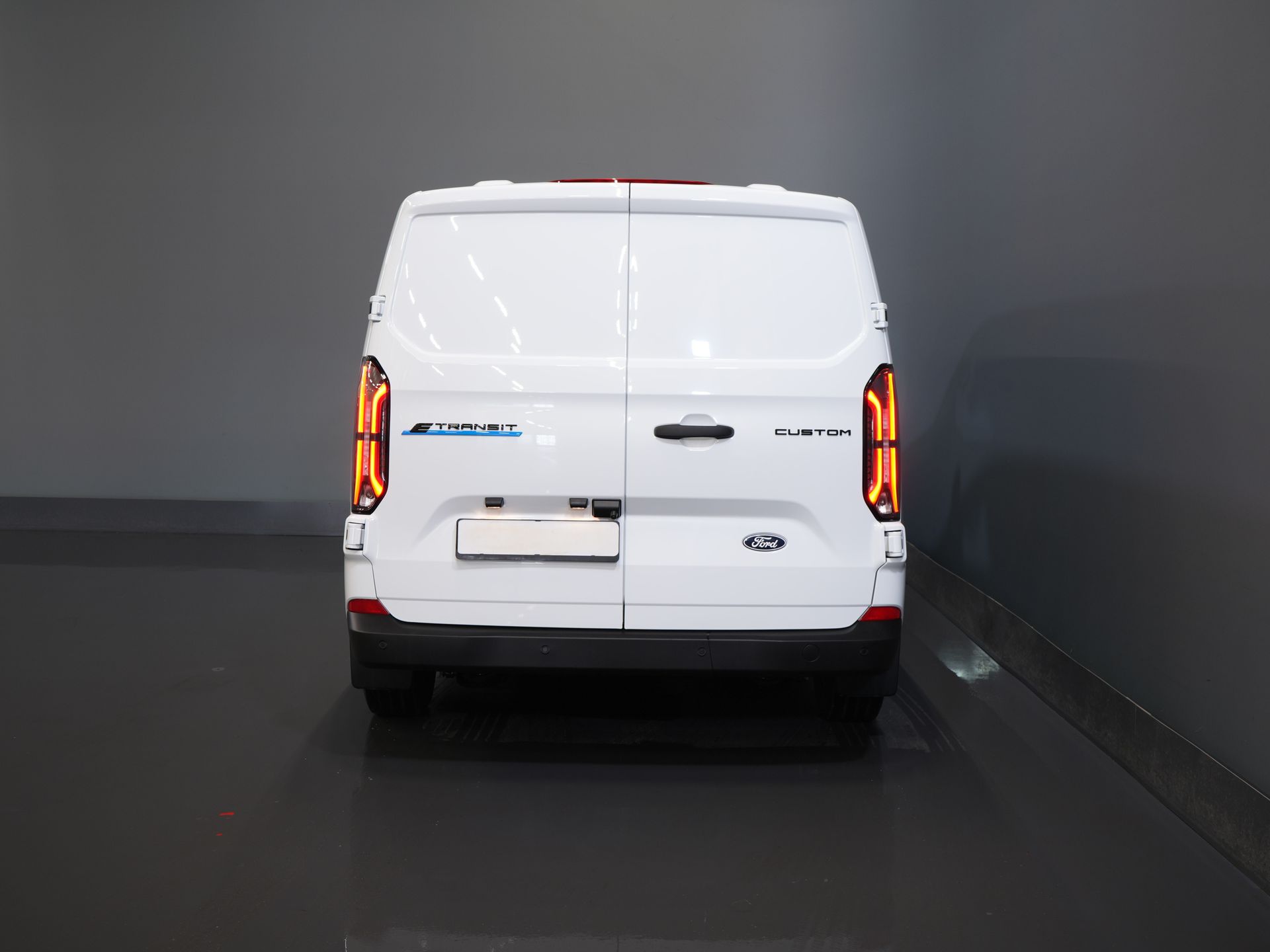 Ford E-Transit Custom Bestelbus 320 Trend 65 kWh 330 km WLTP LED/ Snellader/ 2.3t Trekverm./ Stuurverw./ Stoelverw./ Carplay/ Climate/ Camera/ PDC/ Cruise 5