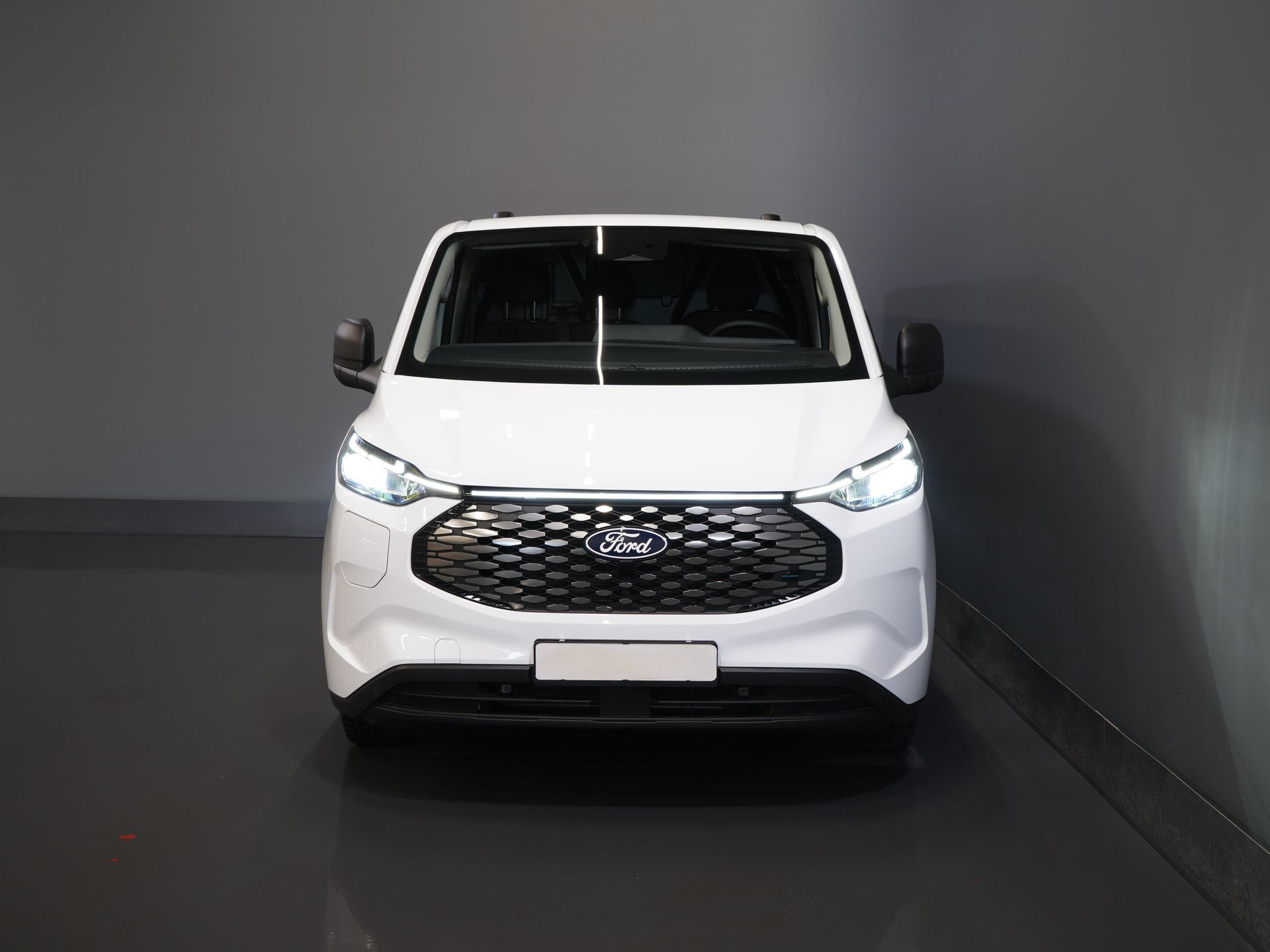 Ford E-Transit Custom Bestelbus 320 Trend 65 kWh 330 km WLTP LED/ Snellader/ 2.3t Trekverm./ Stuurverw./ Stoelverw./ Carplay/ Climate/ Camera/ PDC/ Cruise 6