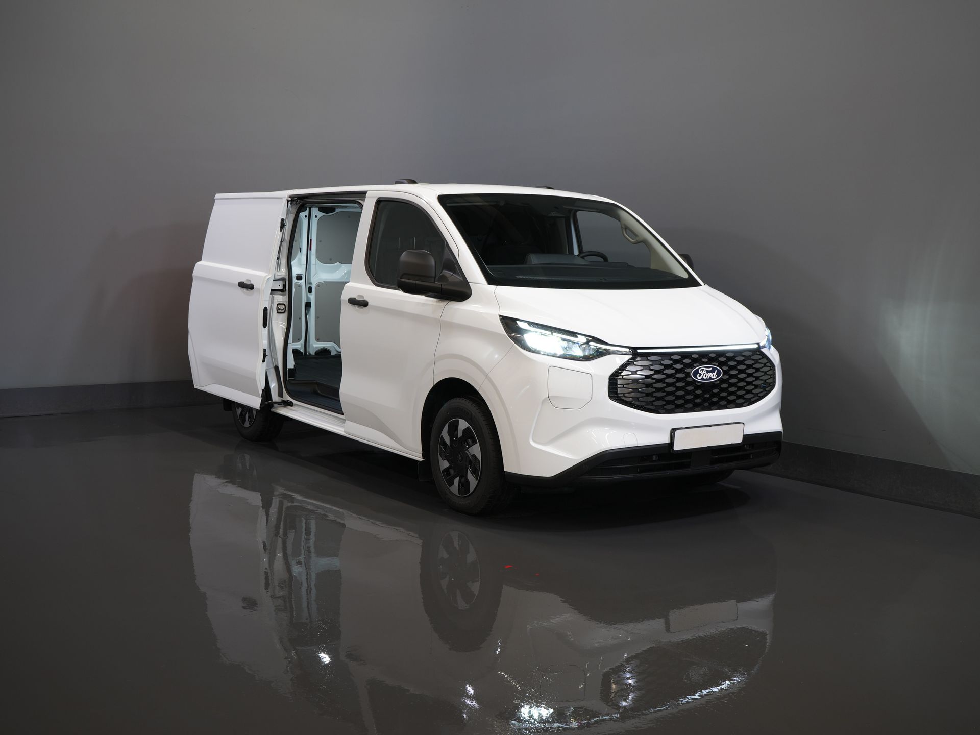 Ford E-Transit Custom Bestelbus 320 Trend 65 kWh 330 km WLTP LED/ Snellader/ 2.3t Trekverm./ Stuurverw./ Stoelverw./ Carplay/ Climate/ Camera/ PDC/ Cruise 8