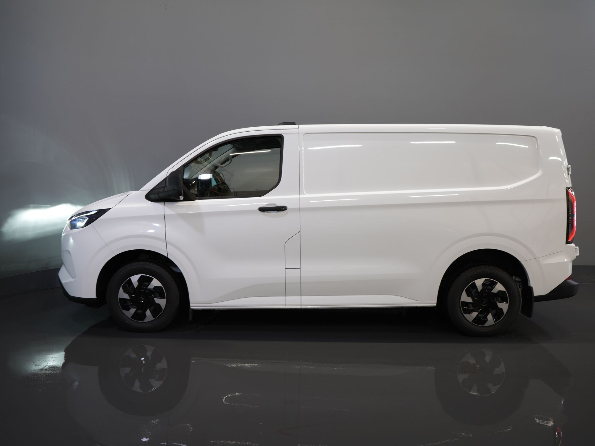 Ford E-Transit Custom Bestelbus 320 Trend 65 kWh 330 km WLTP LED/ Snellader/ 2.3t Trekverm./ Stuurverw./ Stoelverw./ Carplay/ Climate/ Camera/ PDC/ Cruise 9