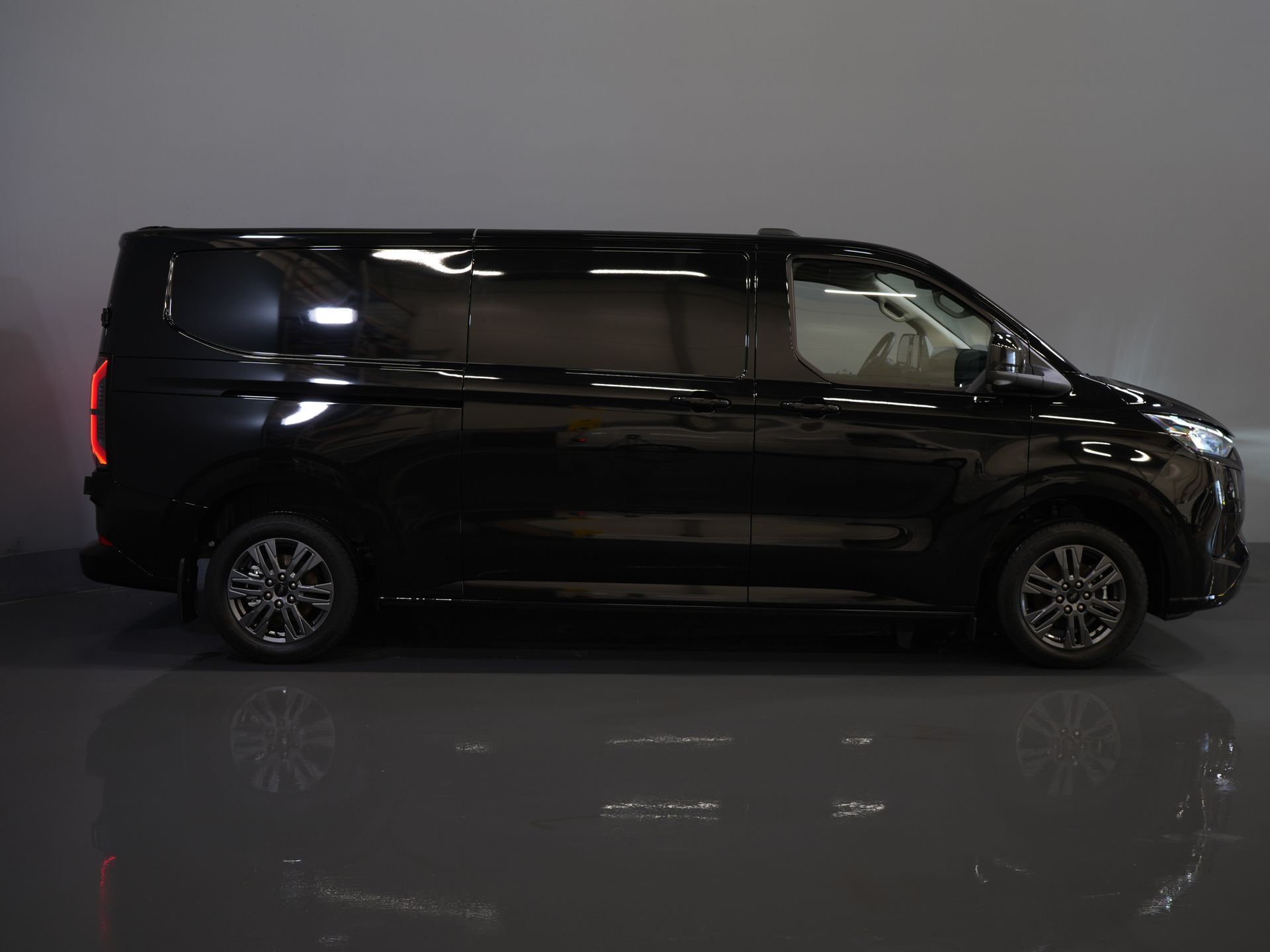 Ford E-Transit Custom Bestelbus 340 65 kWh 218 pk 330km WLTP L2 Limited 2x Schuifdeur/ Elek.Schuif/ 2.3t Trekverm./ Snellader/ Matrix LED/ B&O/ Adapt.Cruise/ St 10