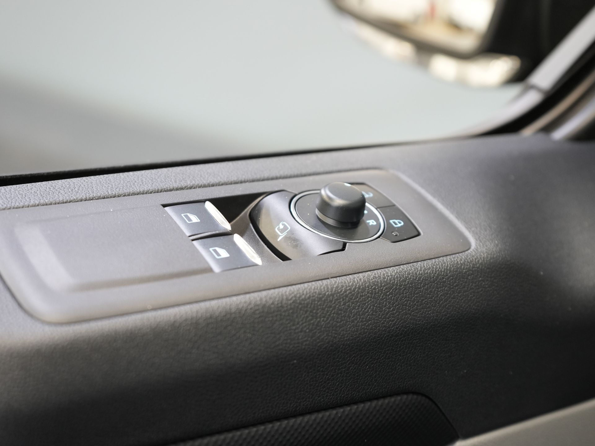 Ford E-Transit Custom Bestelbus 340 65 kWh 218 pk 330km WLTP L2 Limited 2x Schuifdeur/ Elek.Schuif/ 2.3t Trekverm./ Snellader/ Matrix LED/ B&O/ Adapt.Cruise/ St 18