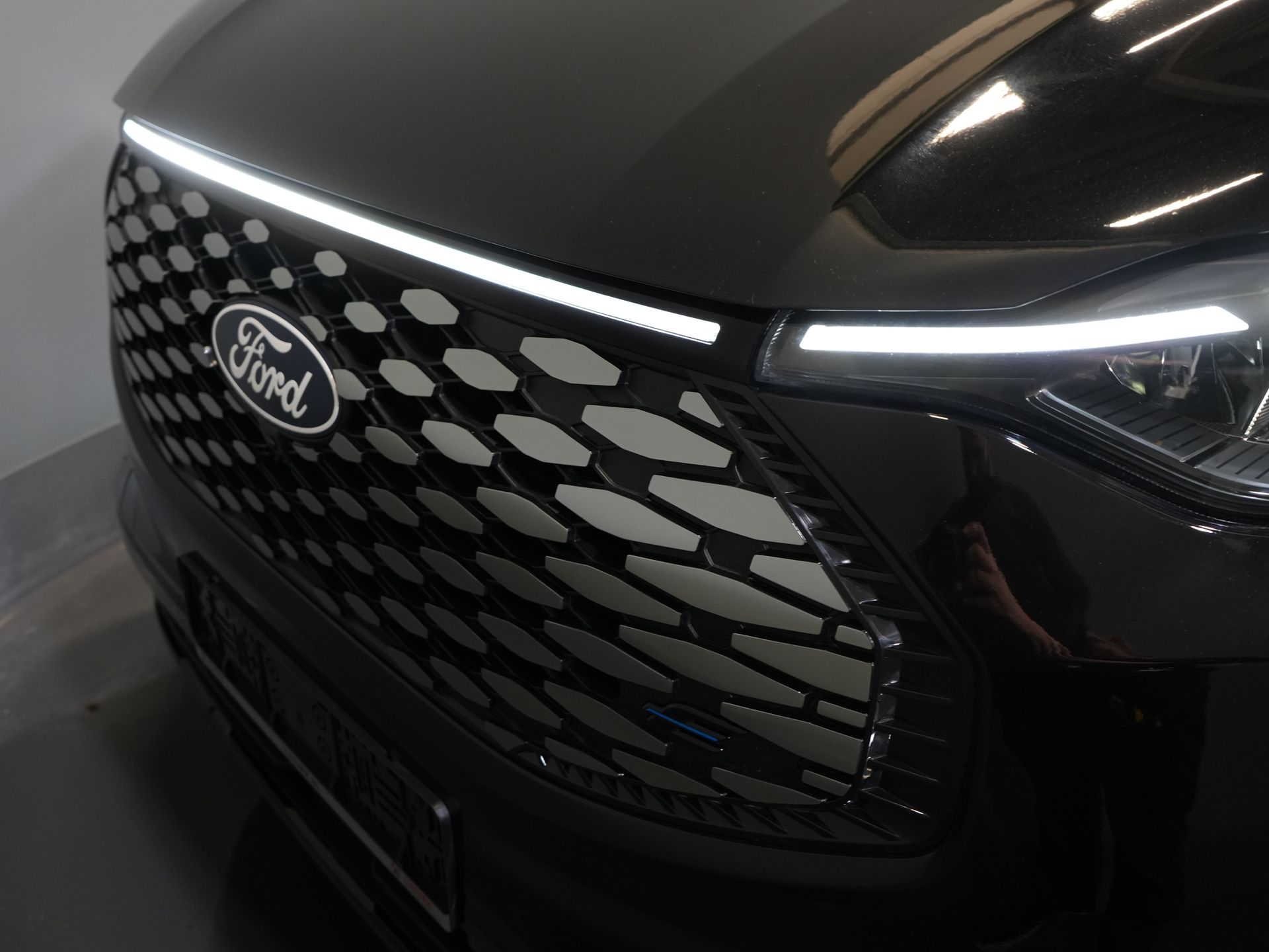 Ford E-Transit Custom Bestelbus 340 65 kWh 218 pk 330km WLTP L2 Limited 2x Schuifdeur/ Elek.Schuif/ 2.3t Trekverm./ Snellader/ Matrix LED/ B&O/ Adapt.Cruise/ St 31