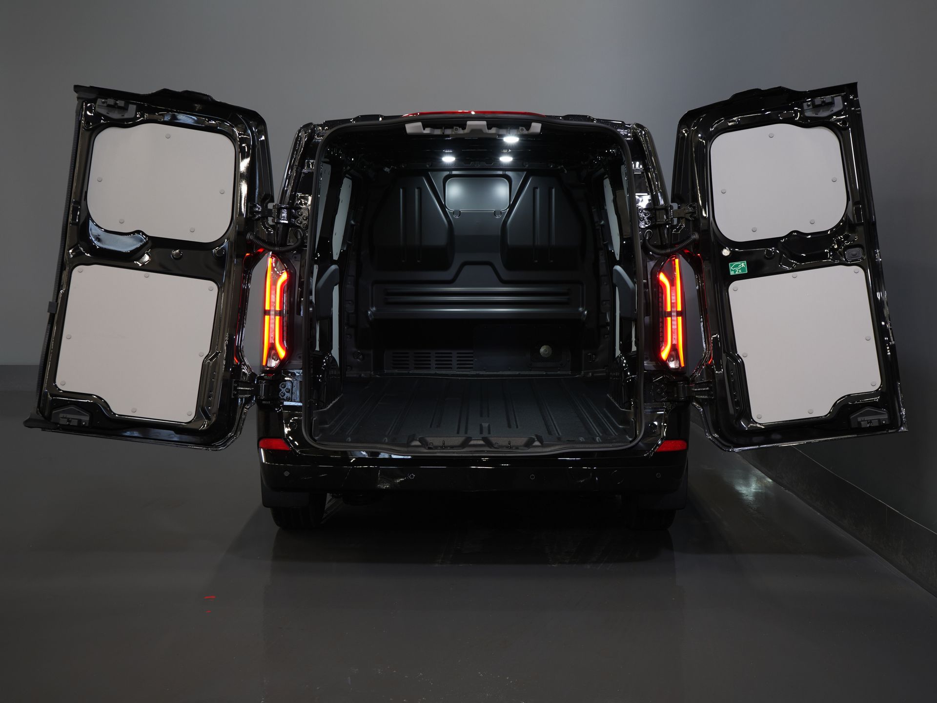 Ford E-Transit Custom Bestelbus 340 65 kWh 218 pk 330km WLTP L2 Limited 2x Schuifdeur/ Elek.Schuif/ 2.3t Trekverm./ Snellader/ Matrix LED/ B&O/ Adapt.Cruise/ St 4