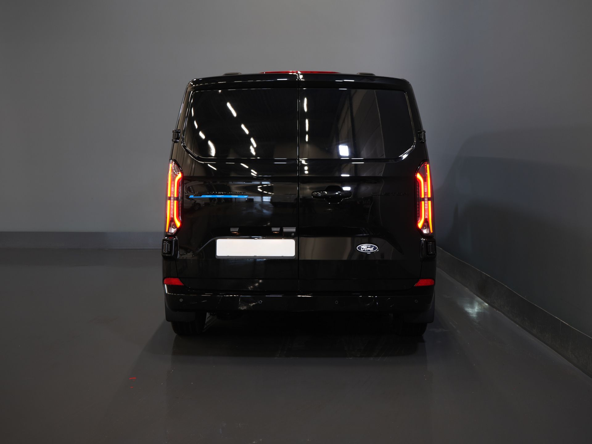 Ford E-Transit Custom Bestelbus 340 65 kWh 218 pk 330km WLTP L2 Limited 2x Schuifdeur/ Elek.Schuif/ 2.3t Trekverm./ Snellader/ Matrix LED/ B&O/ Adapt.Cruise/ St 5