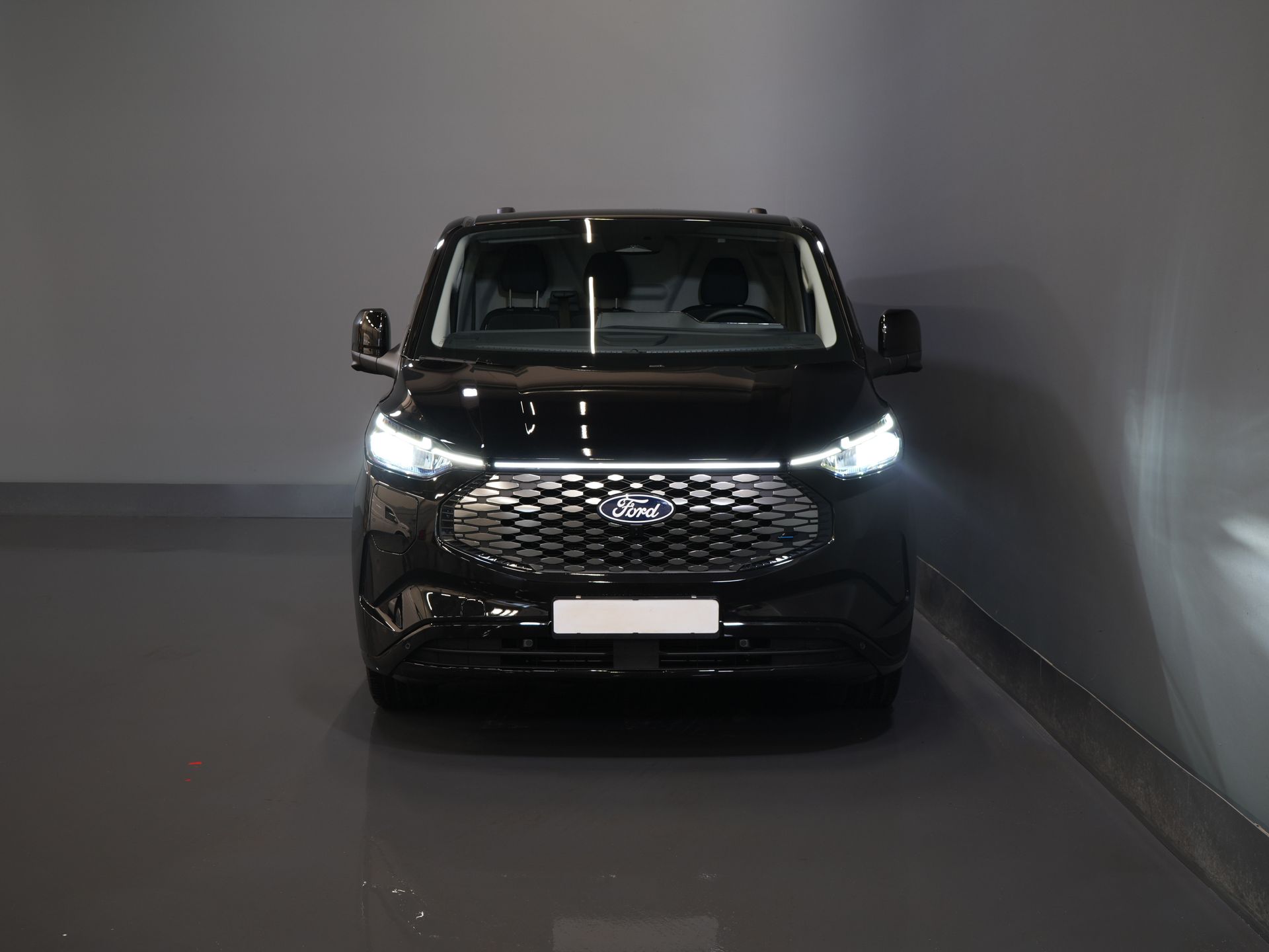 Ford E-Transit Custom Bestelbus 340 65 kWh 218 pk 330km WLTP L2 Limited 2x Schuifdeur/ Elek.Schuif/ 2.3t Trekverm./ Snellader/ Matrix LED/ B&O/ Adapt.Cruise/ St 6