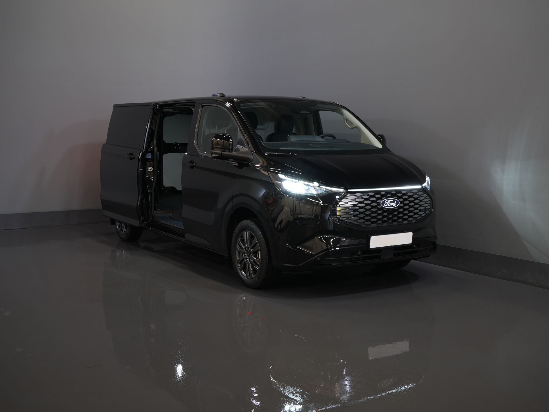 Ford E-Transit Custom Bestelbus 340 65 kWh 218 pk 330km WLTP L2 Limited 2x Schuifdeur/ Elek.Schuif/ 2.3t Trekverm./ Snellader/ Matrix LED/ B&O/ Adapt.Cruise/ St 8