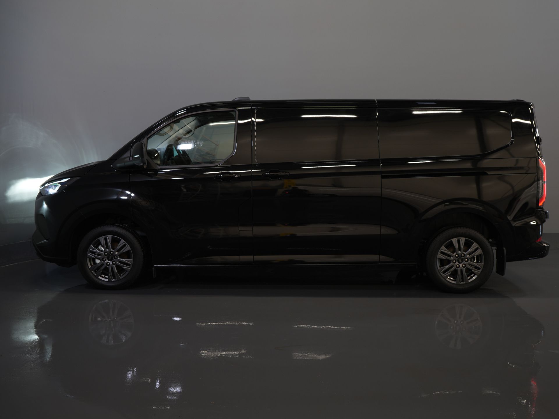 Ford E-Transit Custom Bestelbus 340 65 kWh 218 pk 330km WLTP L2 Limited 2x Schuifdeur/ Elek.Schuif/ 2.3t Trekverm./ Snellader/ Matrix LED/ B&O/ Adapt.Cruise/ St 9