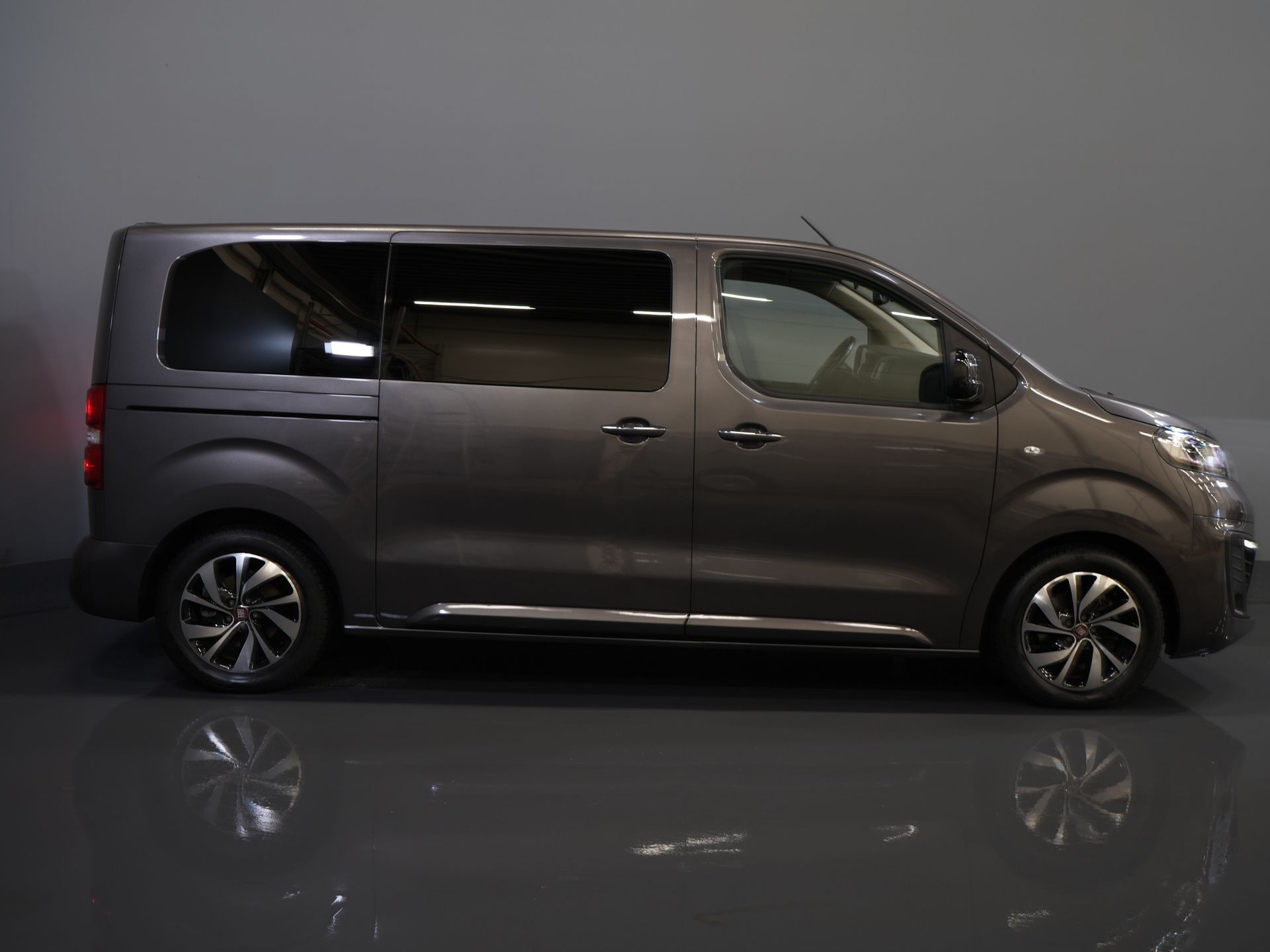 Citroën Ë-Spacetourer Personenvervoer (Ulysse) L2 75 kWh 330 km WLTP (€40.467 incl.btw) Combi/ Kombi/ 8P/ 8 Pers./ Snellader/ 2x Elek.Schuif/ Xenon/ Pano/ Leder/ Clim 10