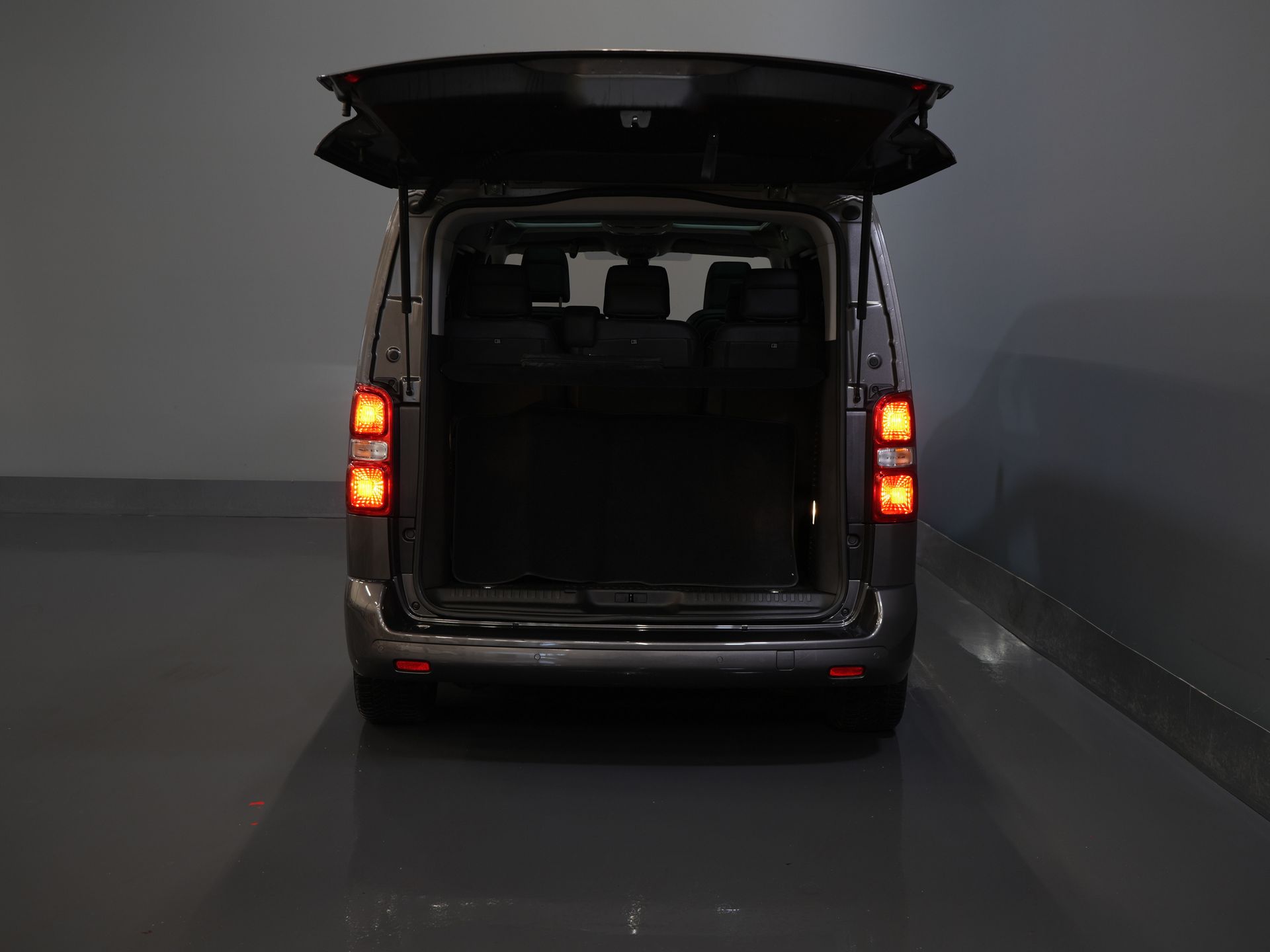 Citroën Ë-Spacetourer Personenvervoer (Ulysse) L2 75 kWh 330 km WLTP (€40.467 incl.btw) Combi/ Kombi/ 8P/ 8 Pers./ Snellader/ 2x Elek.Schuif/ Xenon/ Pano/ Leder/ Clim 4