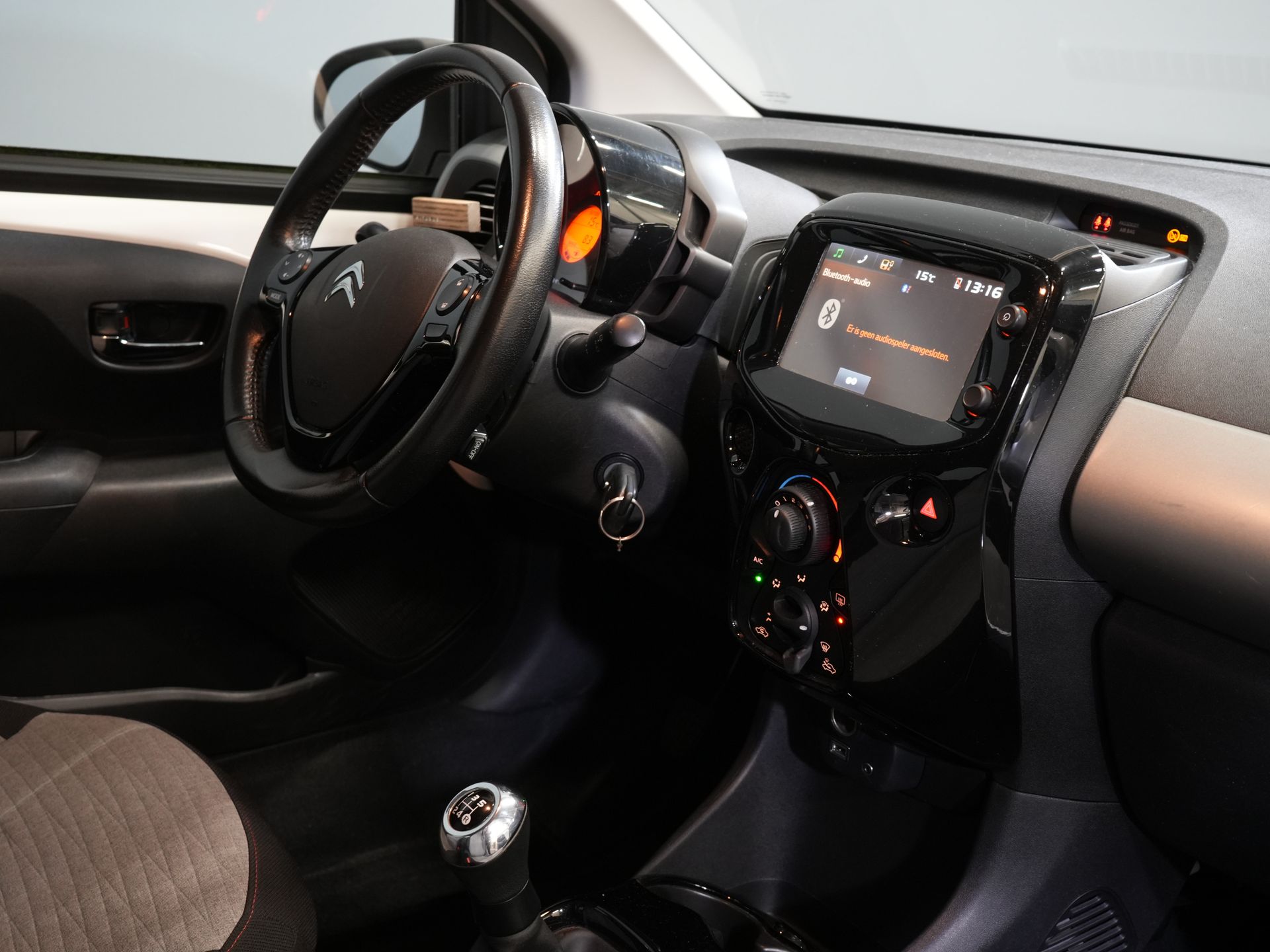 Citroën C1 Hatchback 1.0 e-VTi Shine ZEER NETTE AUTO/ NL Auto/ Weinig Km/ Navi/ LMV/ Airco/ Camera 2