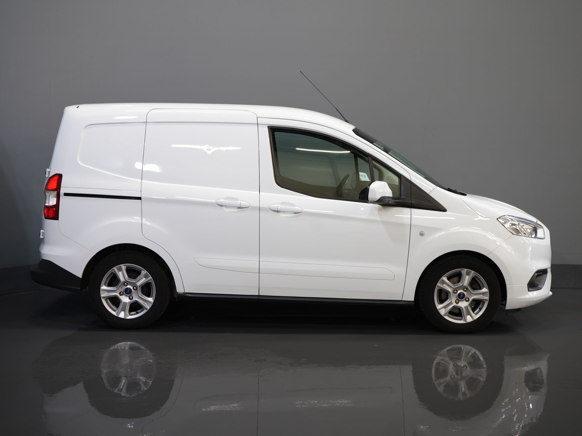 Ford Transit Courier Bestelbus 1.0 EcoBoost 100pk Limited BENZINE BPM VRIJ! Carplay/ Camera/ Climate/ Cruise/ PDC/ LMV/ DAB 10