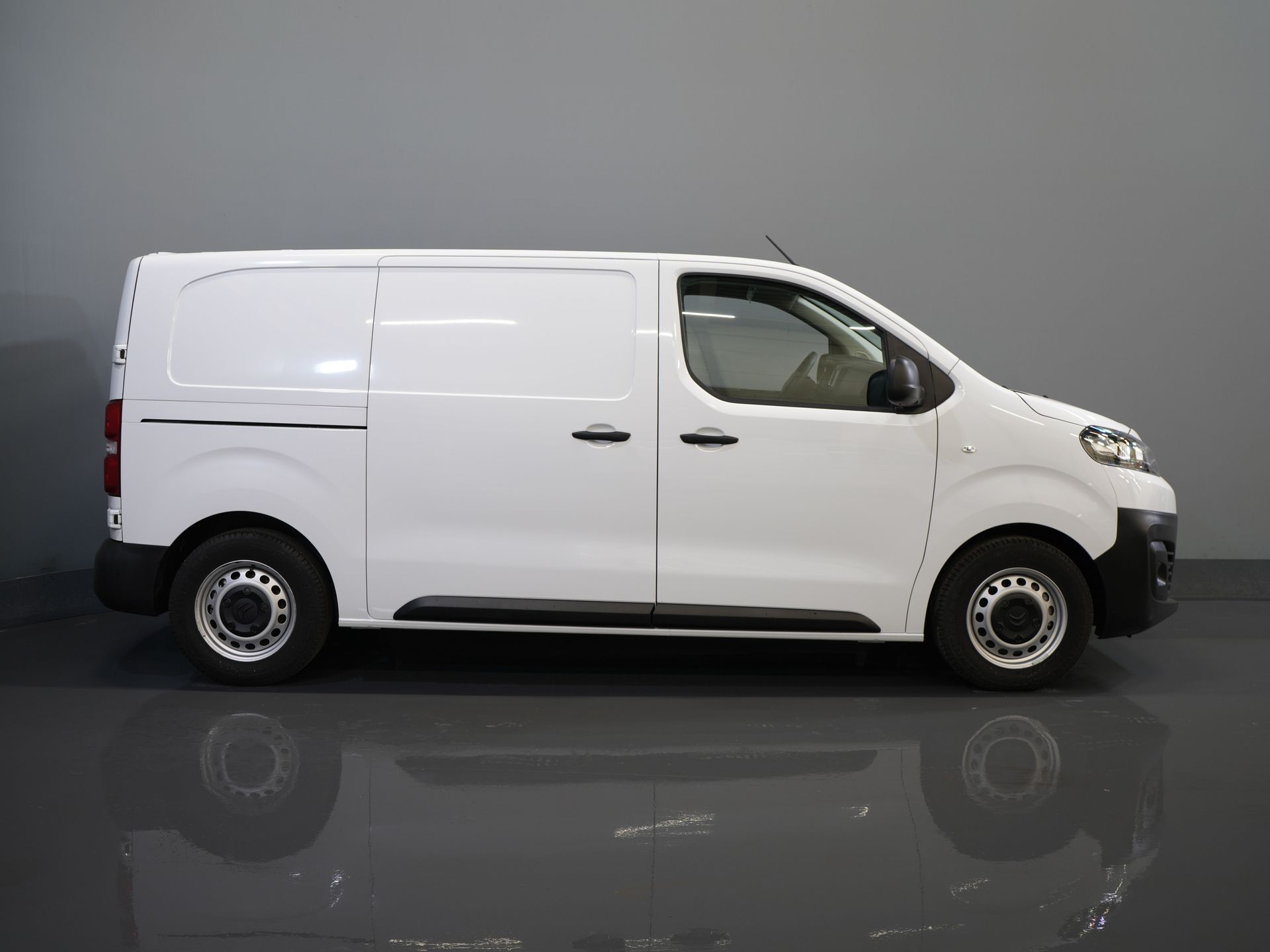 Citroën ë-Jumpy Bestelbus L2 75 kWh 330km WLTP Snellader/ 3 Pers./ Carplay/ Camera/ PDC/ Cruise/ Airco 10