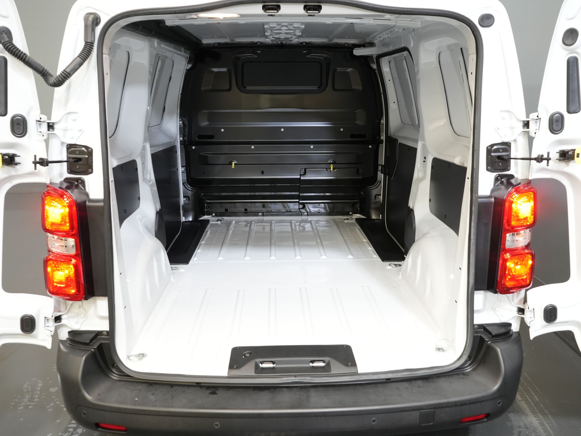 Citroën ë-Jumpy Bestelbus L2 75 kWh 330km WLTP Snellader/ 3 Pers./ Carplay/ Camera/ PDC/ Cruise/ Airco 14