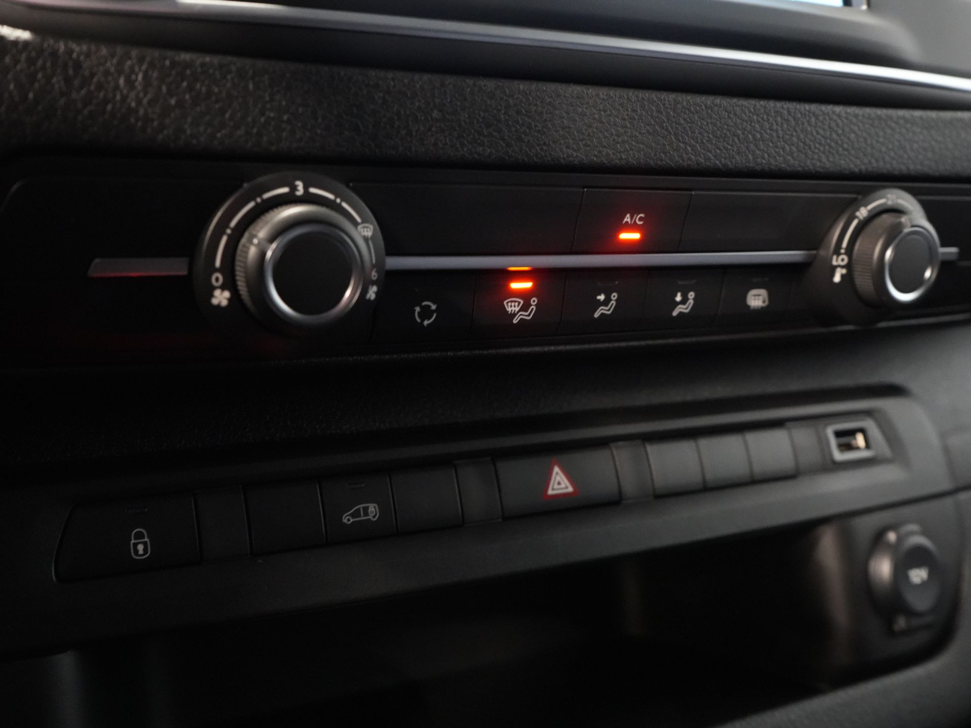 Citroën ë-Jumpy Bestelbus L2 75 kWh 330km WLTP Snellader/ 3 Pers./ Carplay/ Camera/ PDC/ Cruise/ Airco 19