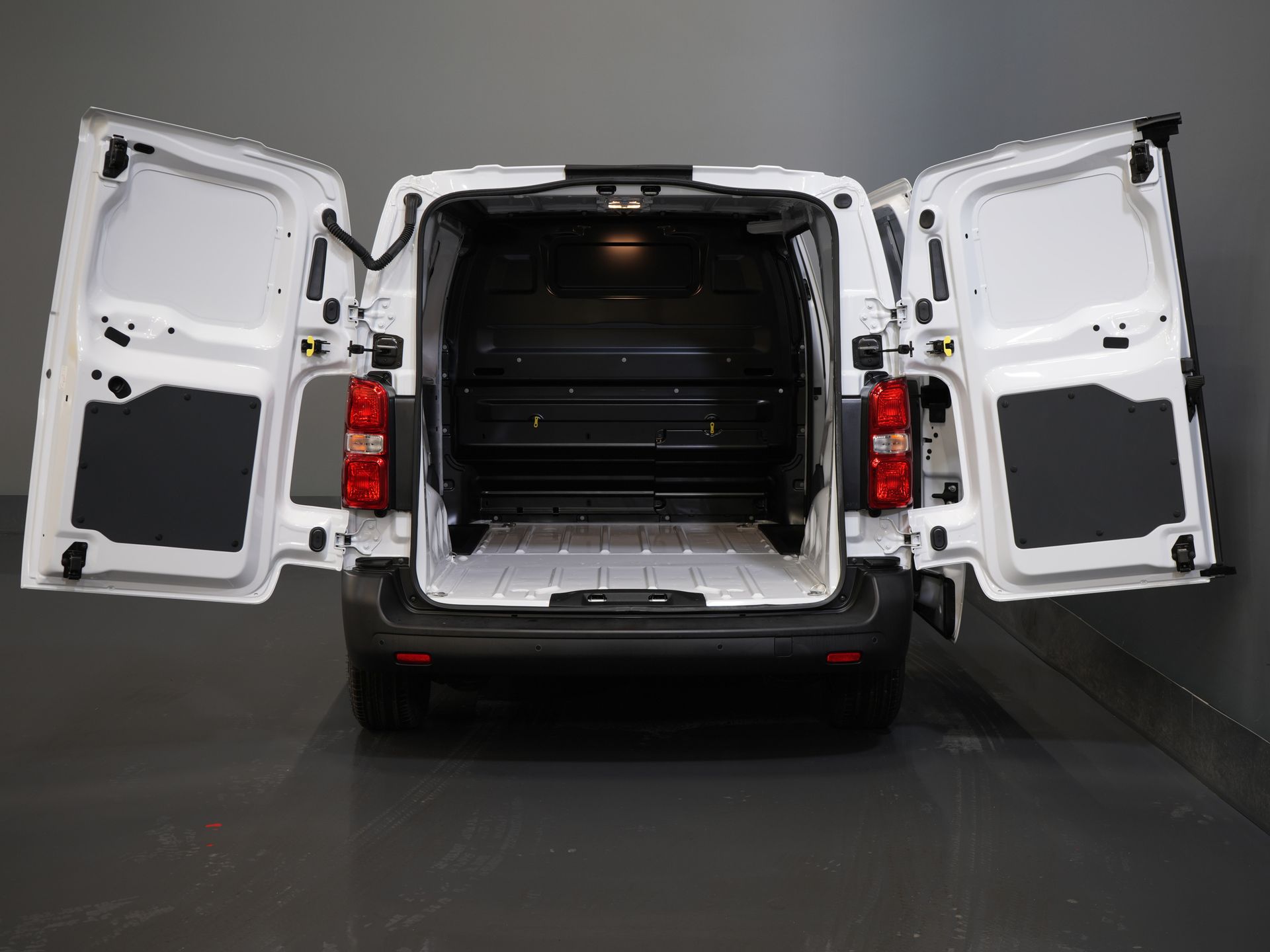 Citroën ë-Jumpy Bestelbus L2 75 kWh 330km WLTP Snellader/ 3 Pers./ Carplay/ Camera/ PDC/ Cruise/ Airco 4