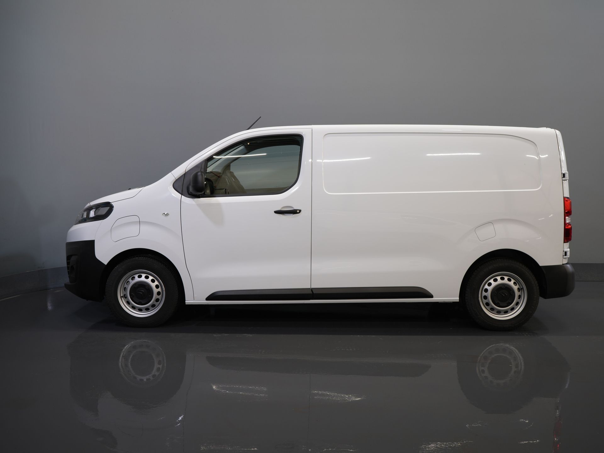 Citroën ë-Jumpy Bestelbus L2 75 kWh 330km WLTP Snellader/ 3 Pers./ Carplay/ Camera/ PDC/ Cruise/ Airco 9