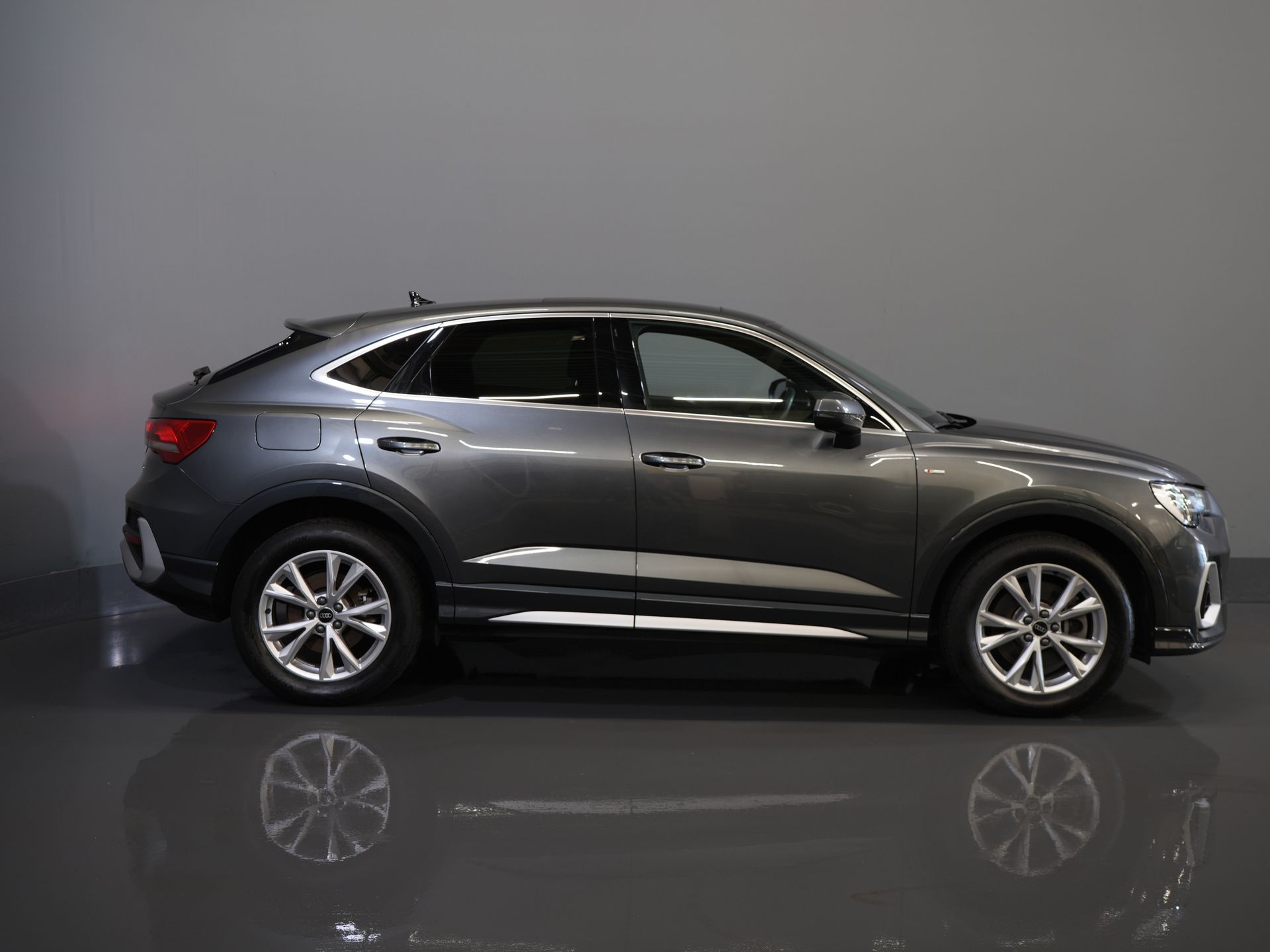 Audi Q3 Sportback SUV 45 TFSI E-Tron 245 pk S-Line Virtual Cockpit/ Pano/ Carplay/ Stoelverw./ PDC/ Trekhaak 10