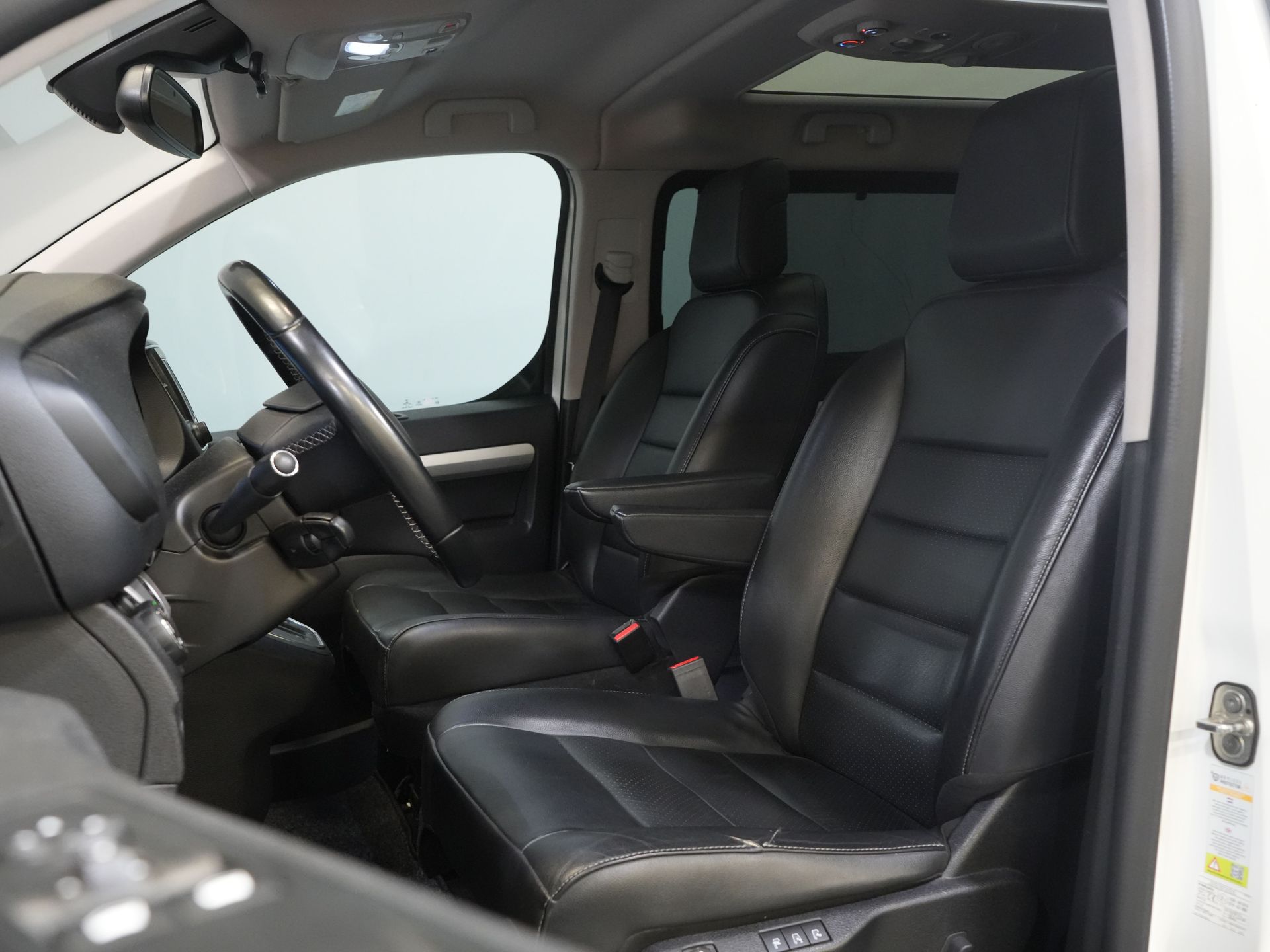 Opel Vivaro-e Personenvervoer 75 kWh 330km WLTP (DEMO) € 33.812,- incl. BTW Pano/ Elek.Schuifdeuren/ Massage Stoelen/ Leder/ Xenon/ Standkachel/ Head Up/ Klas 10