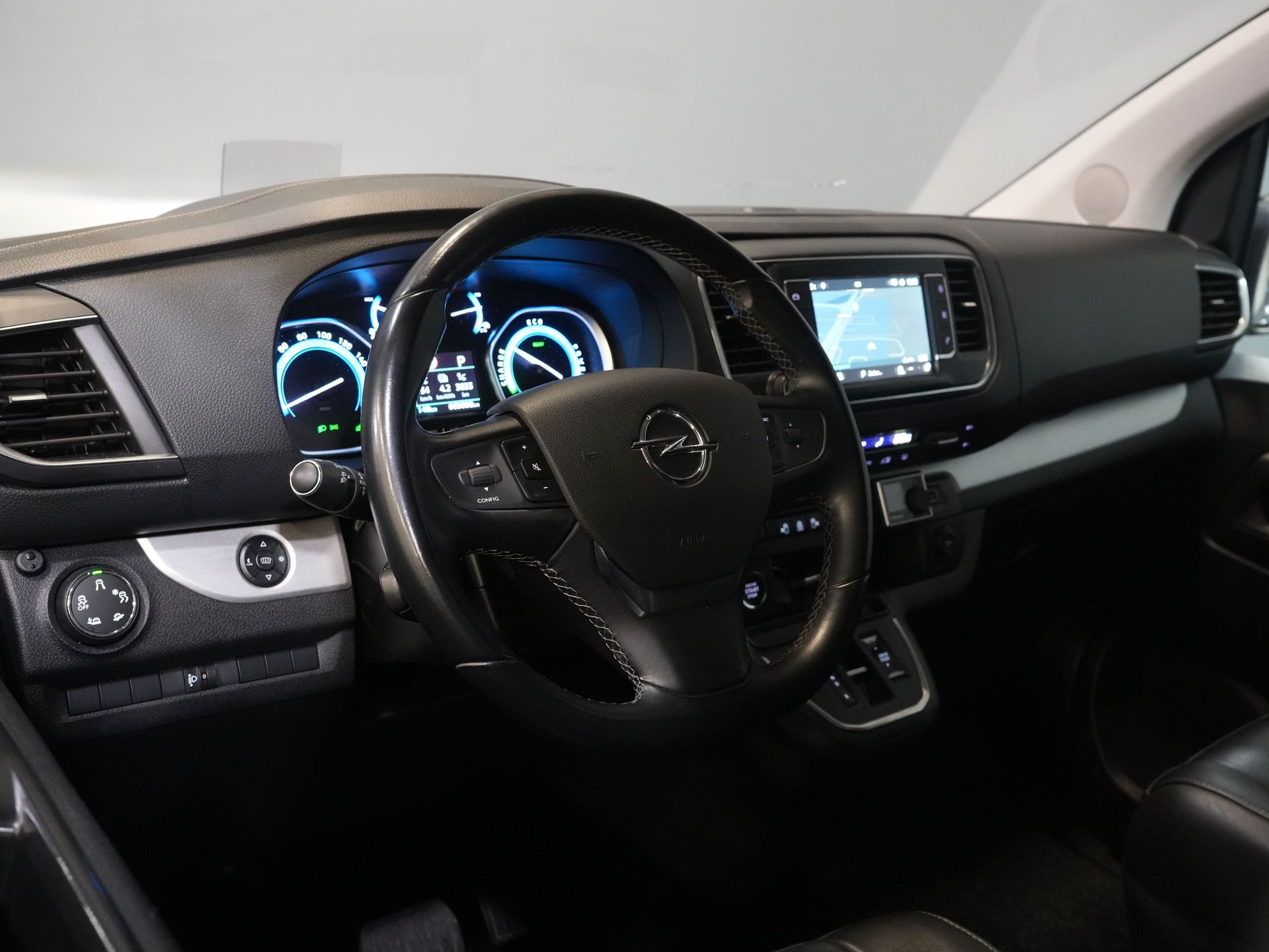 Opel Vivaro-e Personenvervoer 75 kWh 330km WLTP (DEMO) € 33.812,- incl. BTW Pano/ Elek.Schuifdeuren/ Massage Stoelen/ Leder/ Xenon/ Standkachel/ Head Up/ Klas 12