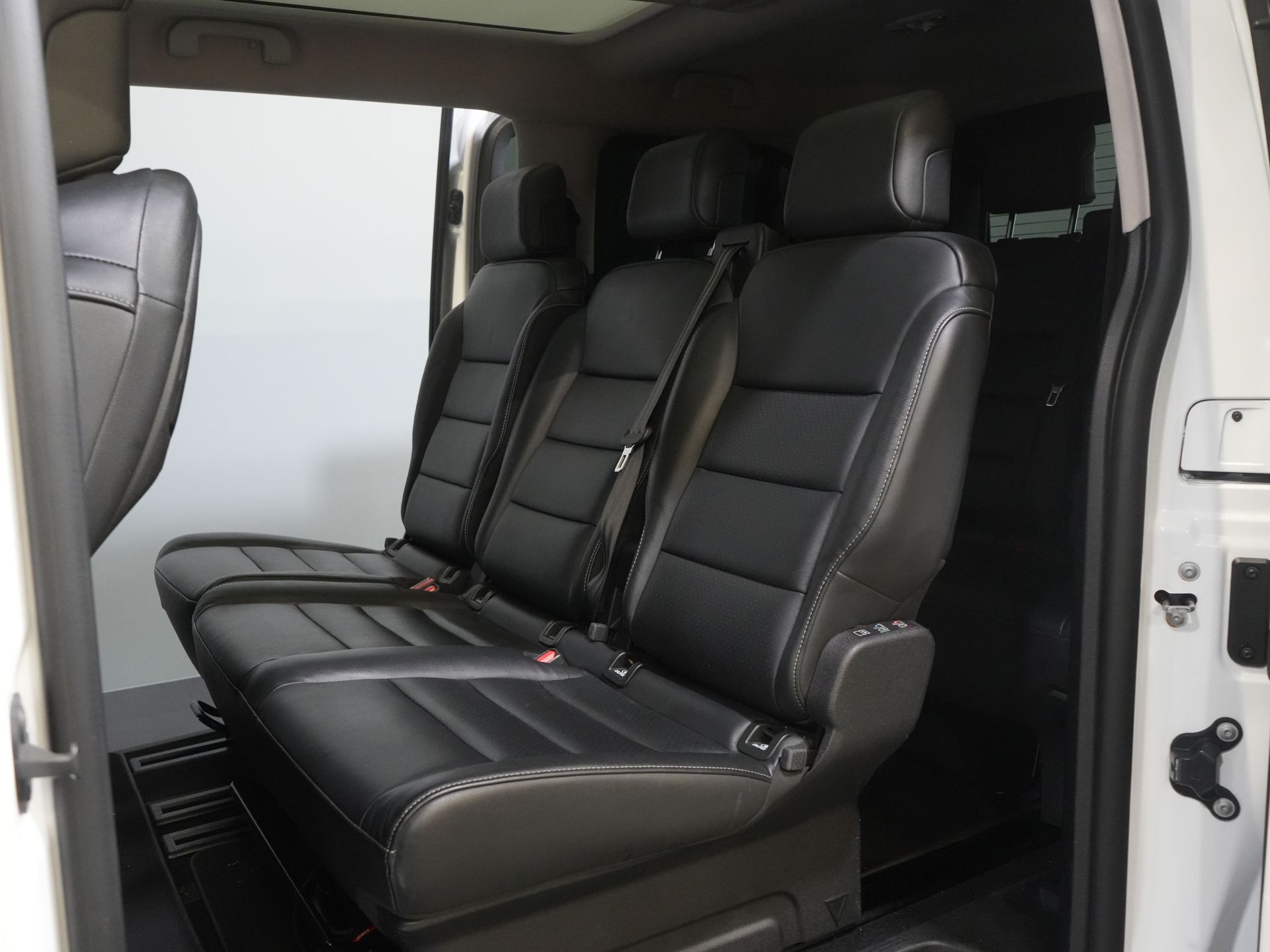 Opel Vivaro-e Personenvervoer 75 kWh 330km WLTP (DEMO) € 33.812,- incl. BTW Pano/ Elek.Schuifdeuren/ Massage Stoelen/ Leder/ Xenon/ Standkachel/ Head Up/ Klas 13