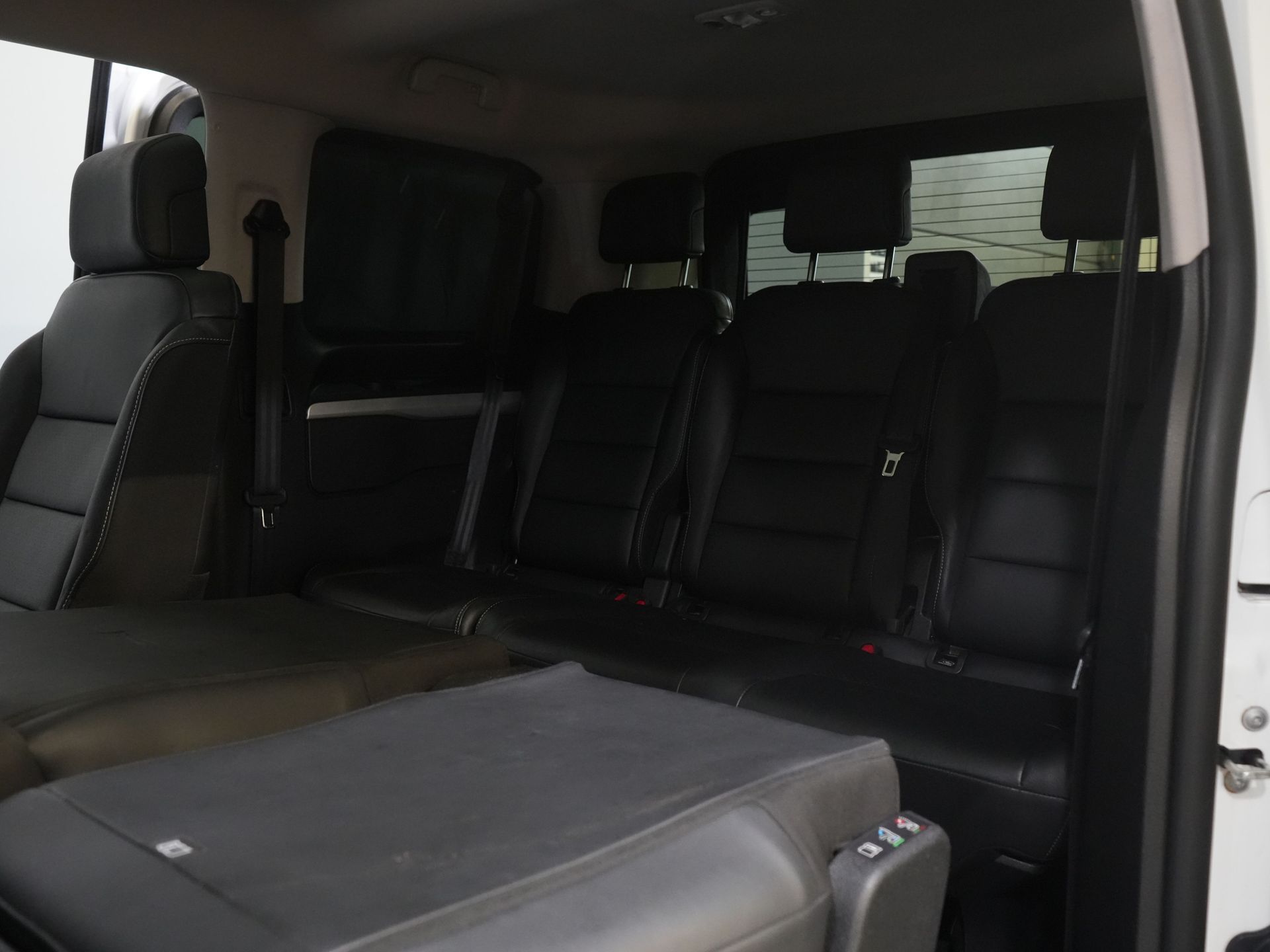 Opel Vivaro-e Personenvervoer 75 kWh 330km WLTP (DEMO) € 33.812,- incl. BTW Pano/ Elek.Schuifdeuren/ Massage Stoelen/ Leder/ Xenon/ Standkachel/ Head Up/ Klas 14