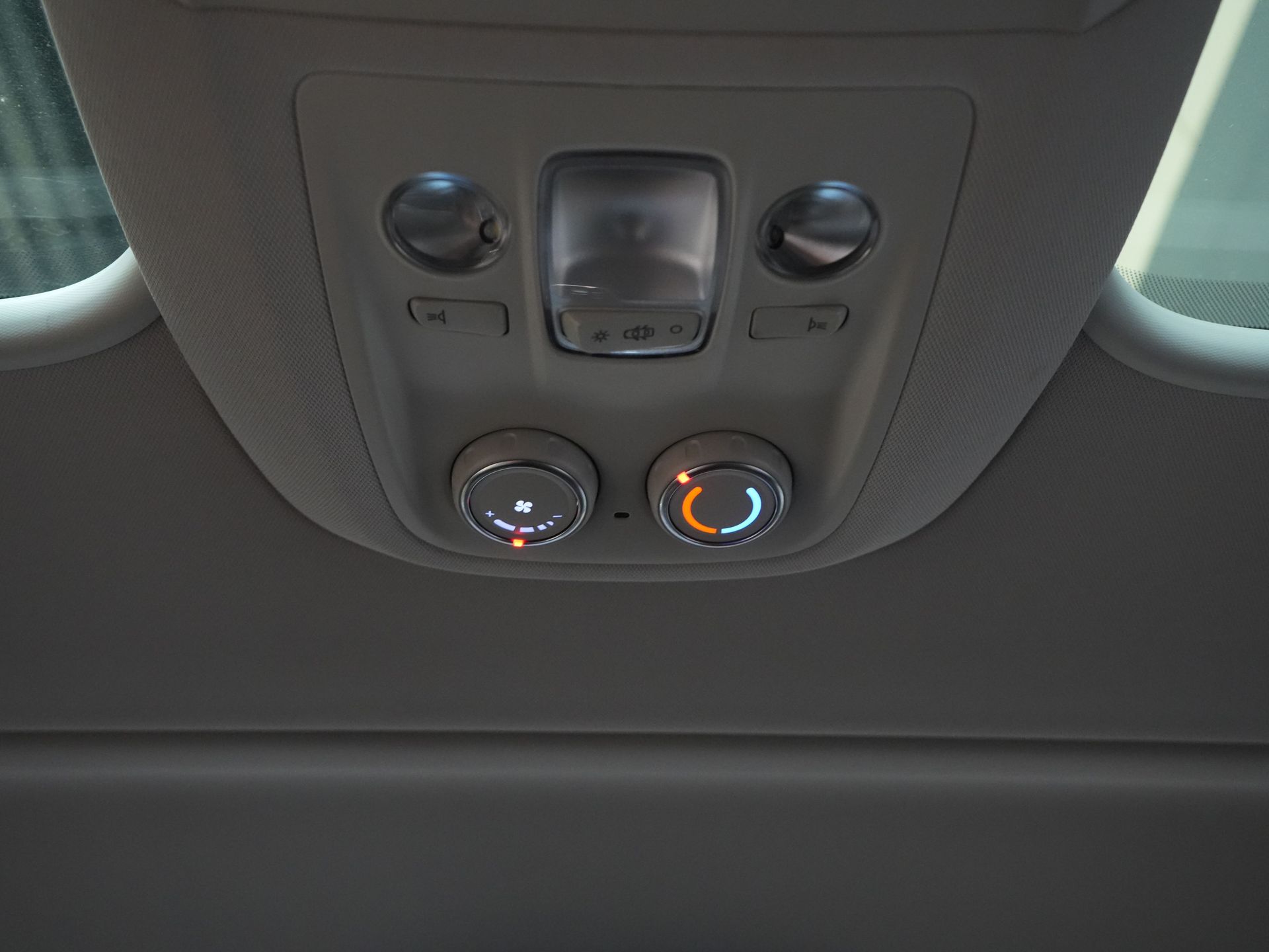 Opel Vivaro-e Personenvervoer 75 kWh 330km WLTP (DEMO) € 33.812,- incl. BTW Pano/ Elek.Schuifdeuren/ Massage Stoelen/ Leder/ Xenon/ Standkachel/ Head Up/ Klas 18