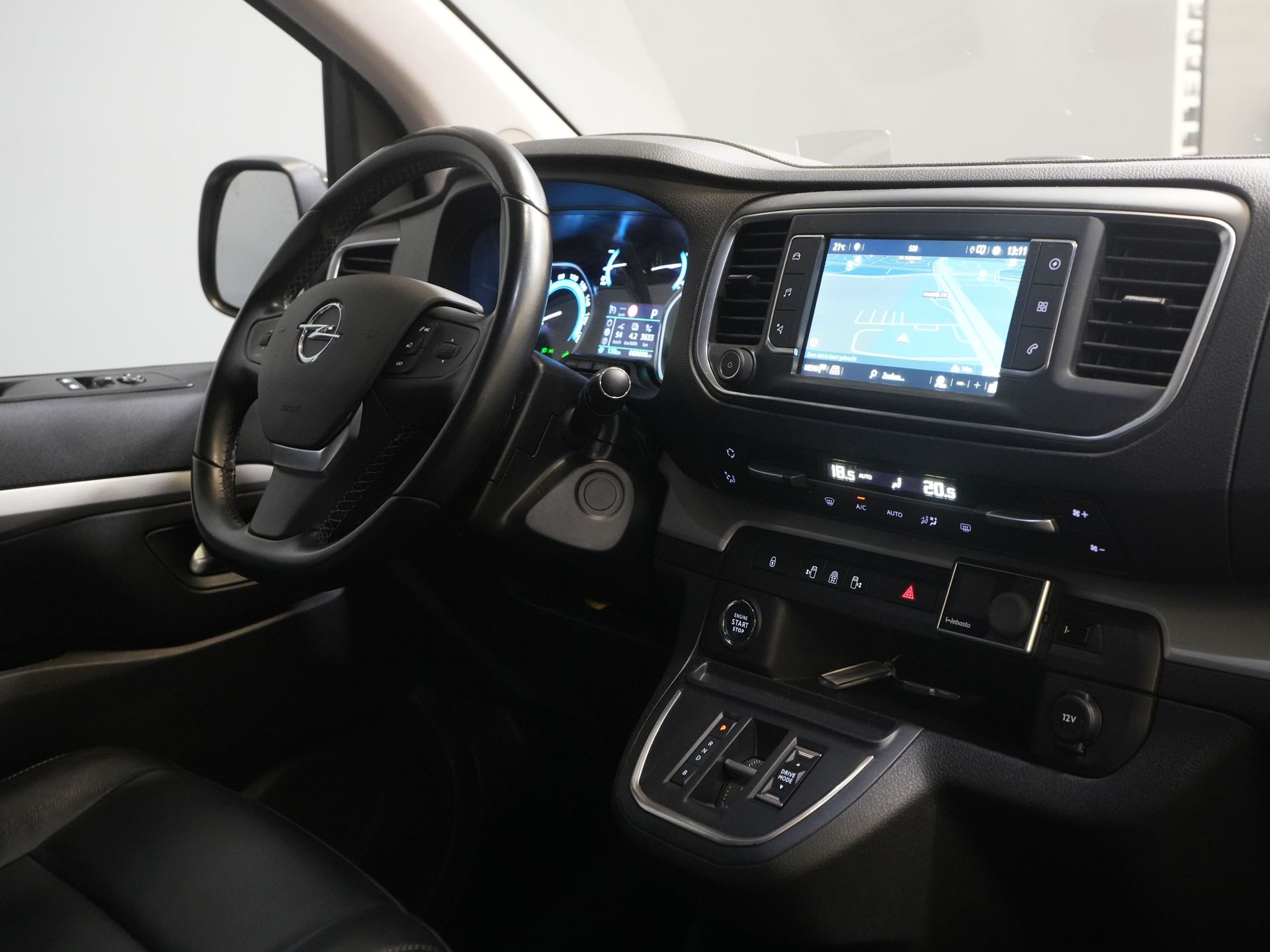 Opel Vivaro-e Personenvervoer 75 kWh 330km WLTP (DEMO) € 33.812,- incl. BTW Pano/ Elek.Schuifdeuren/ Massage Stoelen/ Leder/ Xenon/ Standkachel/ Head Up/ Klas 2