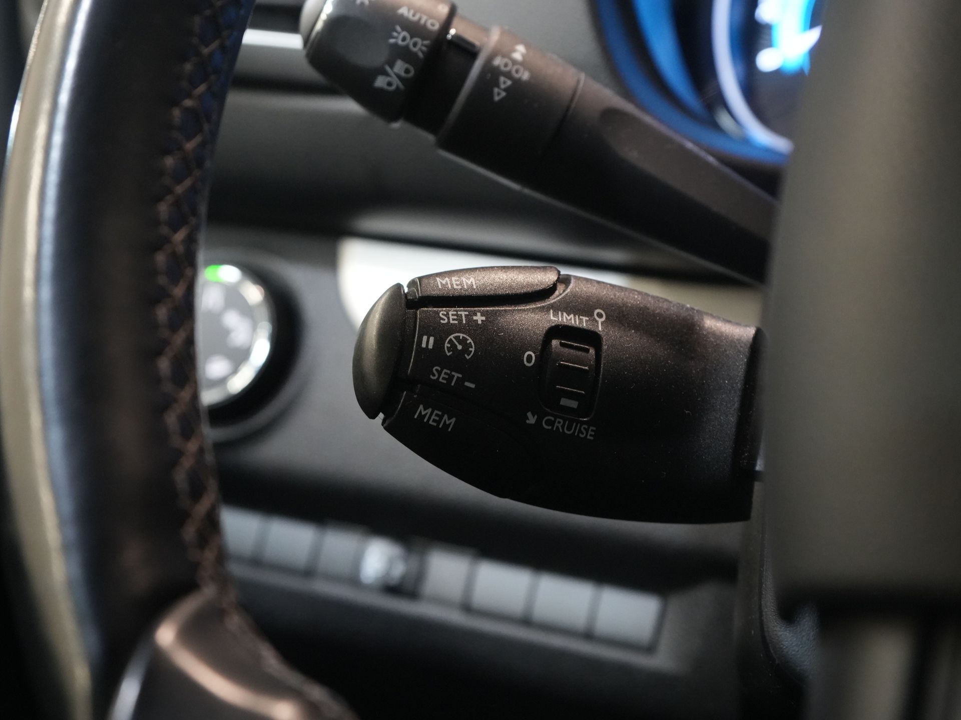 Opel Vivaro-e Personenvervoer 75 kWh 330km WLTP (DEMO) € 33.812,- incl. BTW Pano/ Elek.Schuifdeuren/ Massage Stoelen/ Leder/ Xenon/ Standkachel/ Head Up/ Klas 25