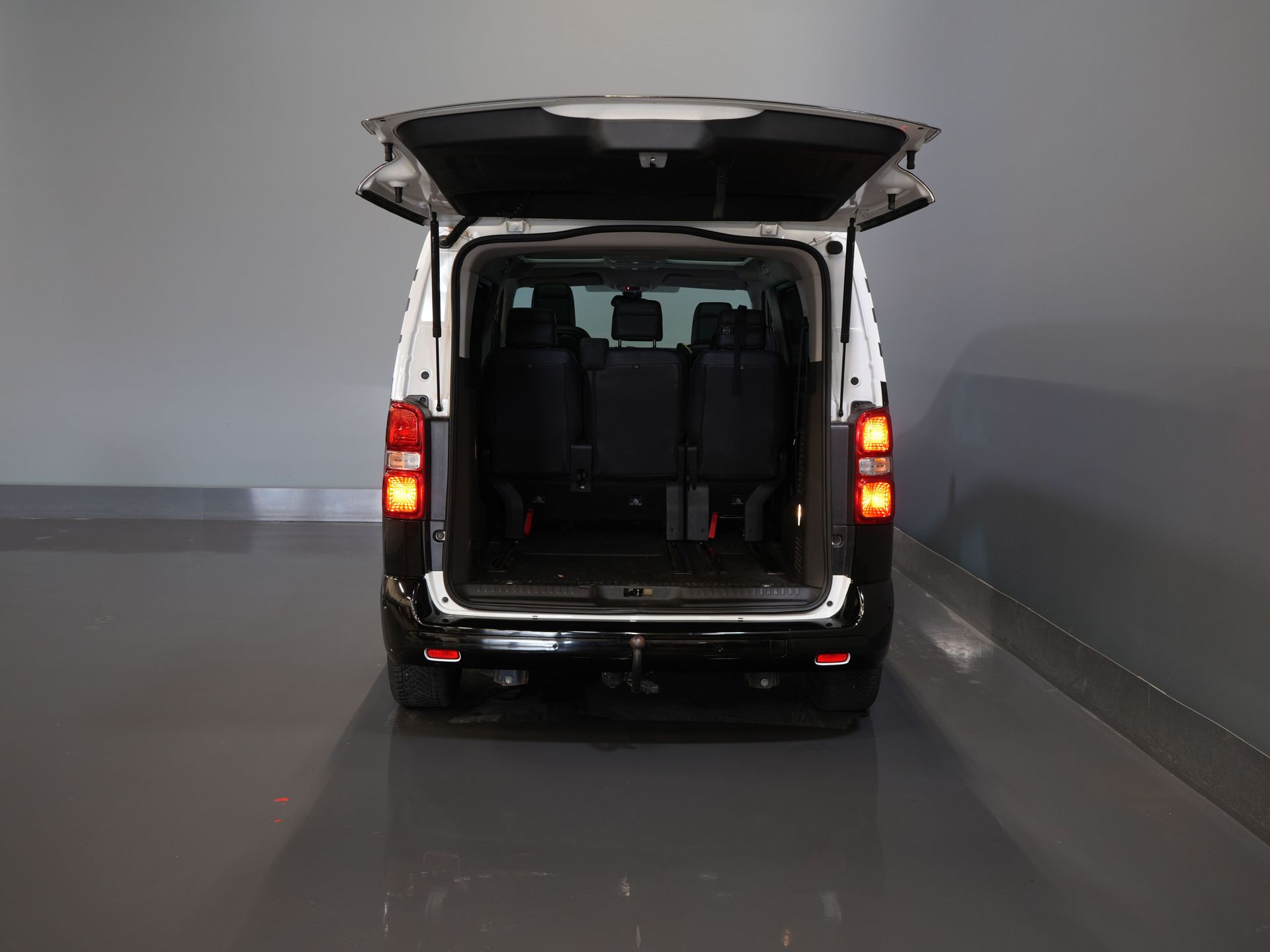 Opel Vivaro-e Personenvervoer 75 kWh 330km WLTP (DEMO) € 33.812,- incl. BTW Pano/ Elek.Schuifdeuren/ Massage Stoelen/ Leder/ Xenon/ Standkachel/ Head Up/ Klas 4