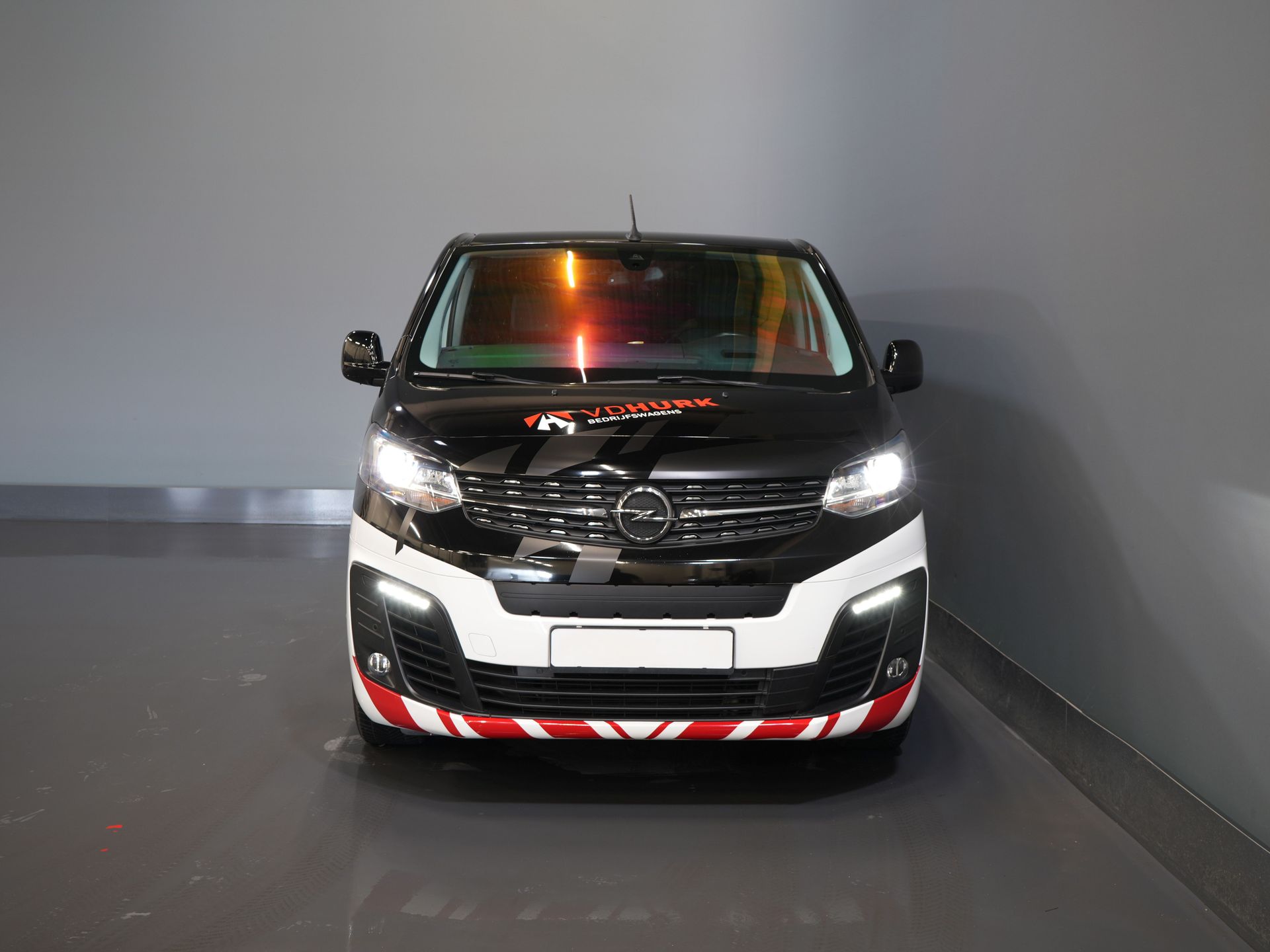 Opel Vivaro-e Personenvervoer 75 kWh 330km WLTP (DEMO) € 33.812,- incl. BTW Pano/ Elek.Schuifdeuren/ Massage Stoelen/ Leder/ Xenon/ Standkachel/ Head Up/ Klas 6