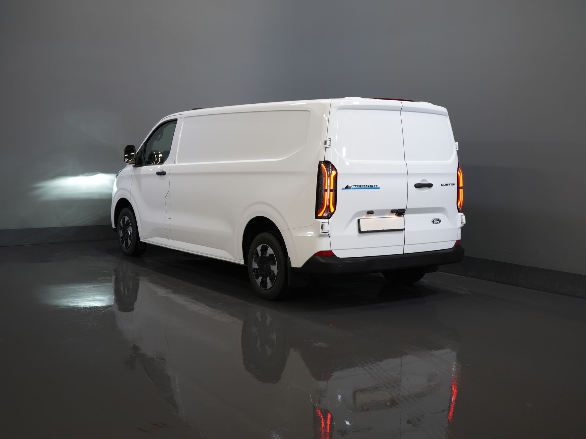 Ford E-Transit Custom Bestelbus 340 L2 Trend 65 kWh 330 km WLTP LED/ Snellader/ 2.3t Trekverm./ Stuurverw./ Stoelverw./ Carplay/ Climate/ Camera/ PDC/ Cruise 1