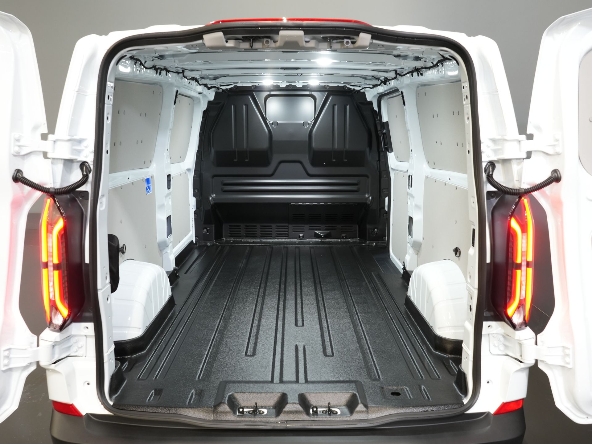 Ford E-Transit Custom Bestelbus 340 L2 Trend 65 kWh 330 km WLTP LED/ Snellader/ 2.3t Trekverm./ Stuurverw./ Stoelverw./ Carplay/ Climate/ Camera/ PDC/ Cruise 14