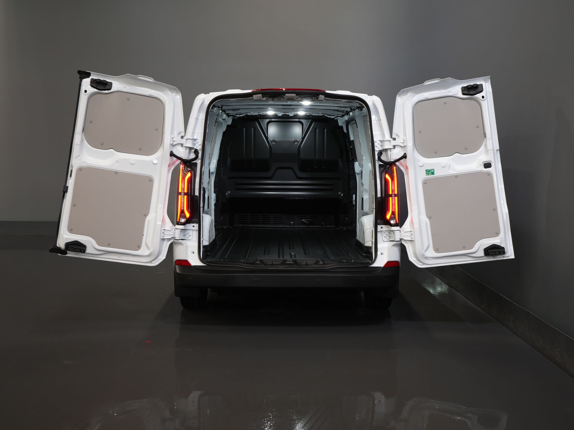 Ford E-Transit Custom Bestelbus 340 L2 Trend 65 kWh 330 km WLTP LED/ Snellader/ 2.3t Trekverm./ Stuurverw./ Stoelverw./ Carplay/ Climate/ Camera/ PDC/ Cruise 4