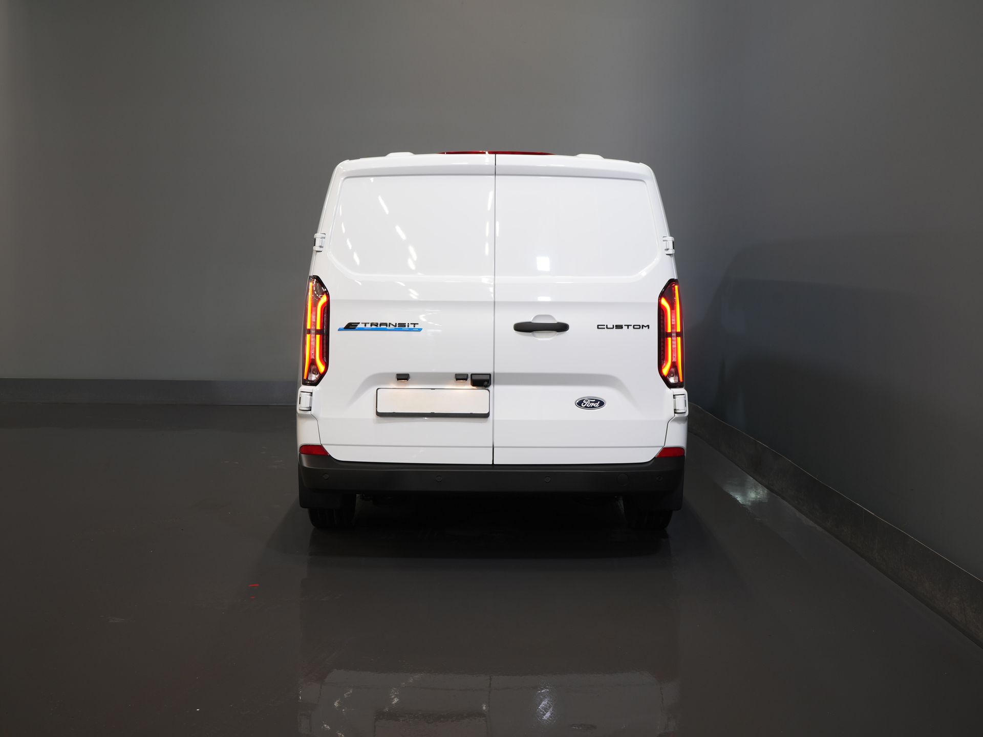 Ford E-Transit Custom Bestelbus 340 L2 Trend 65 kWh 330 km WLTP LED/ Snellader/ 2.3t Trekverm./ Stuurverw./ Stoelverw./ Carplay/ Climate/ Camera/ PDC/ Cruise 5
