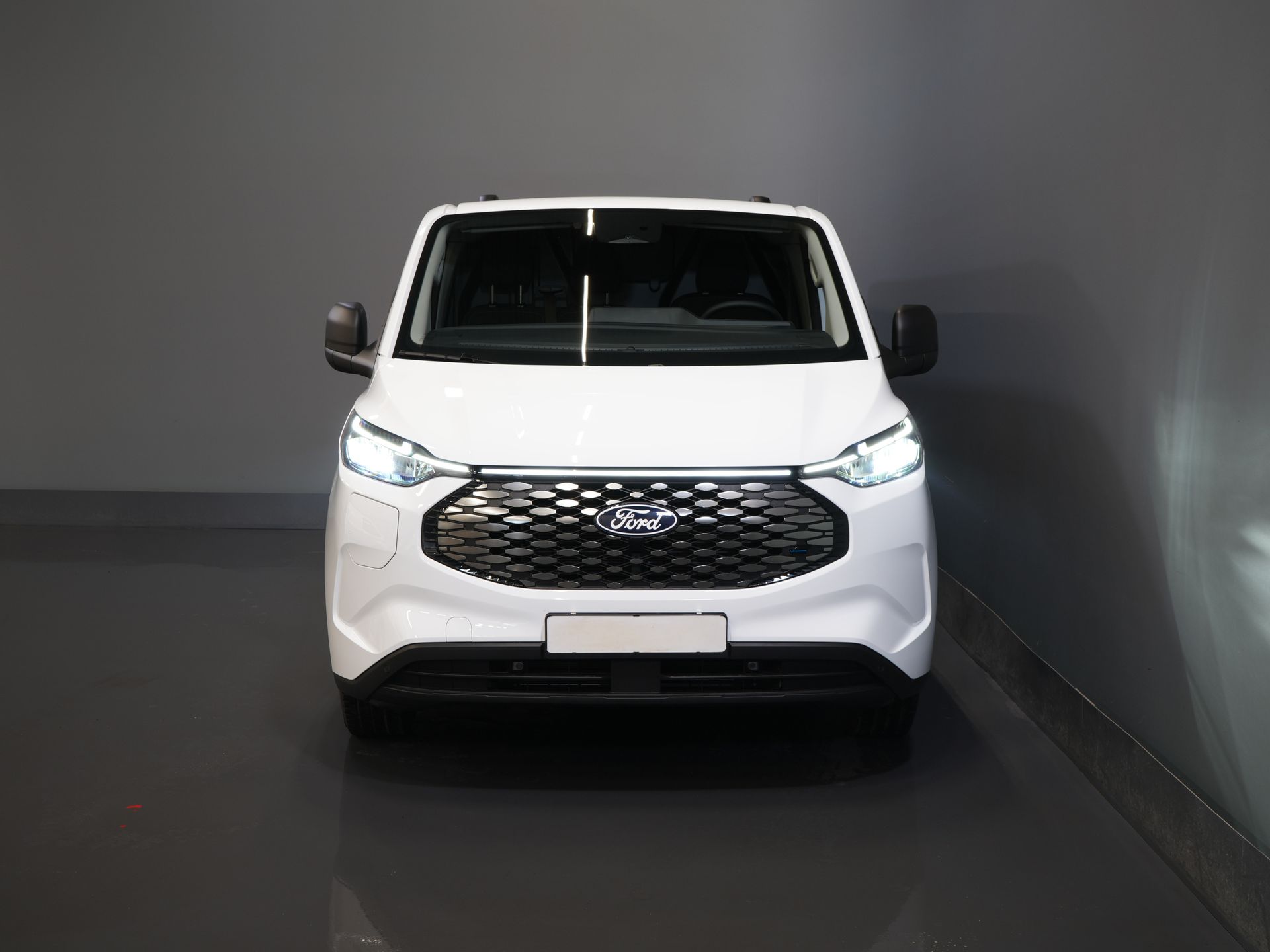 Ford E-Transit Custom Bestelbus 340 L2 Trend 65 kWh 330 km WLTP LED/ Snellader/ 2.3t Trekverm./ Stuurverw./ Stoelverw./ Carplay/ Climate/ Camera/ PDC/ Cruise 6