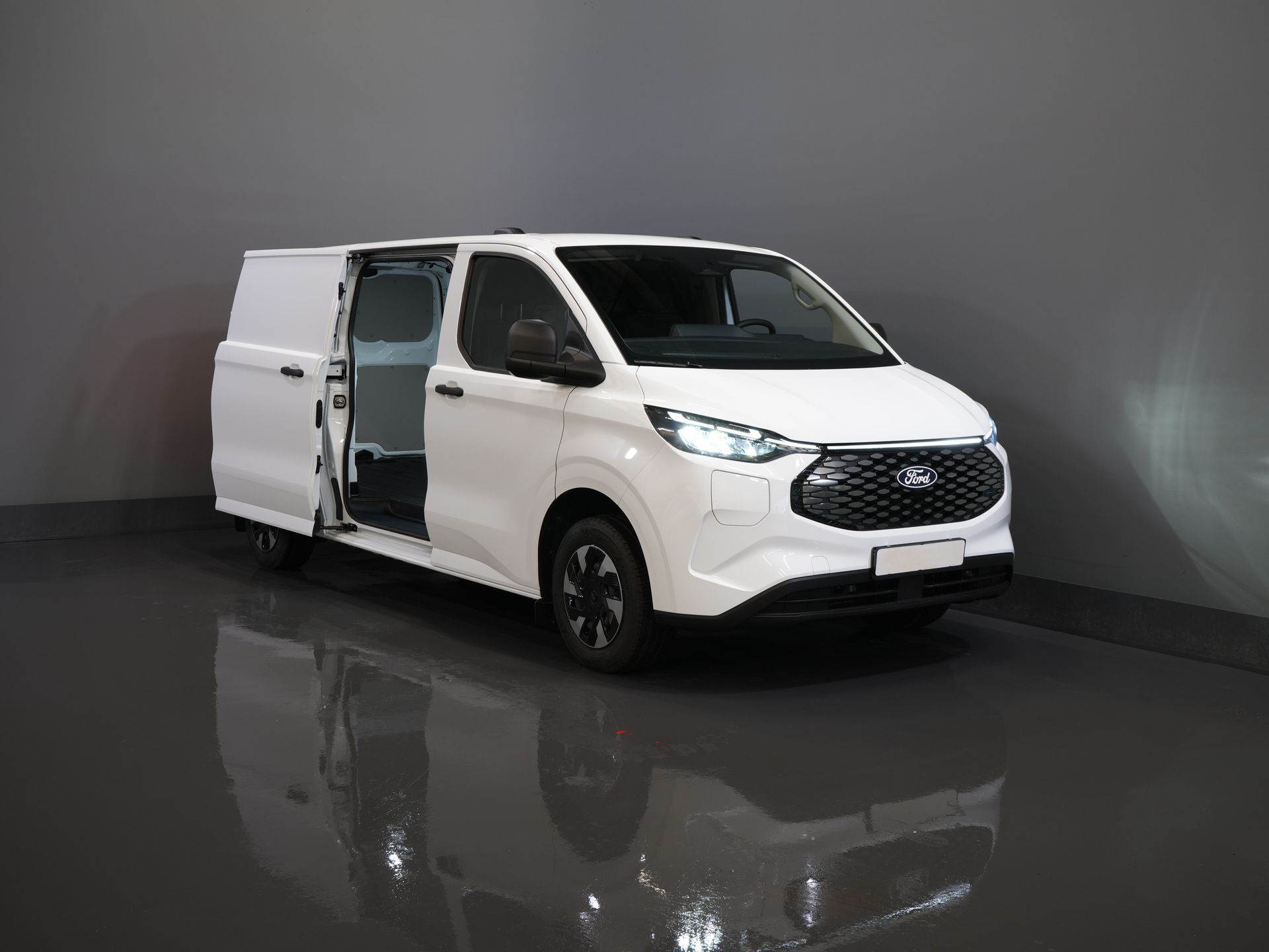 Ford E-Transit Custom Bestelbus 340 L2 Trend 65 kWh 330 km WLTP LED/ Snellader/ 2.3t Trekverm./ Stuurverw./ Stoelverw./ Carplay/ Climate/ Camera/ PDC/ Cruise 8