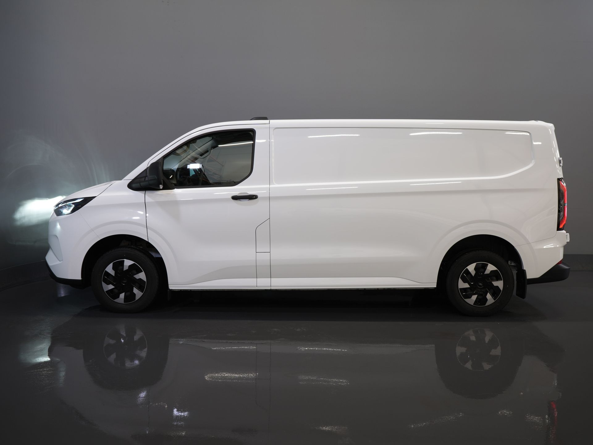 Ford E-Transit Custom Bestelbus 340 L2 Trend 65 kWh 330 km WLTP LED/ Snellader/ 2.3t Trekverm./ Stuurverw./ Stoelverw./ Carplay/ Climate/ Camera/ PDC/ Cruise 9