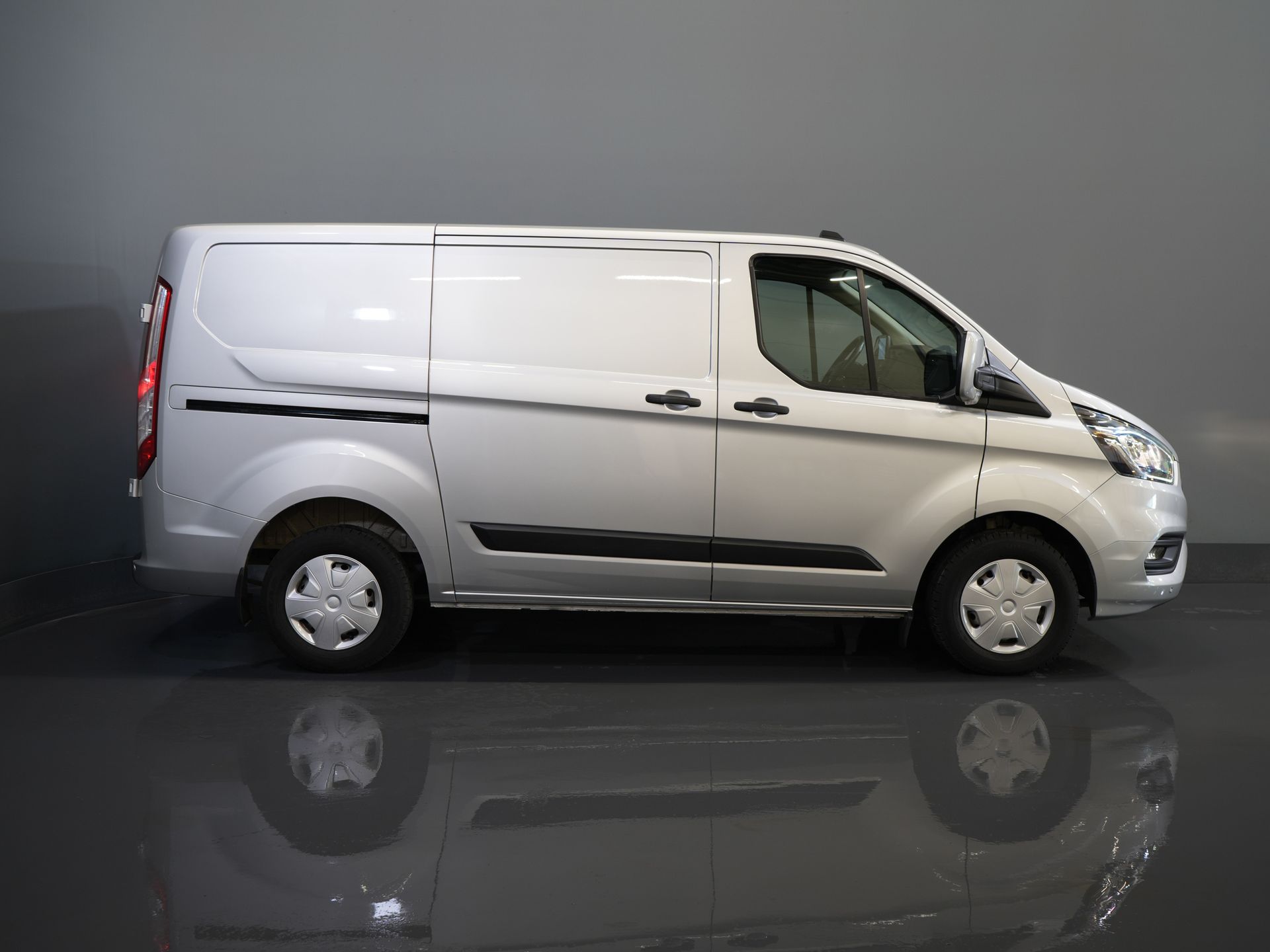 Ford Transit Custom Bestelbus 2.0 TDCI 130 pk BPM VRIJ! Sortimo/ Standkachel/ Stoelverw./ Carplay/ Camera/ Navi/ Cruise 10