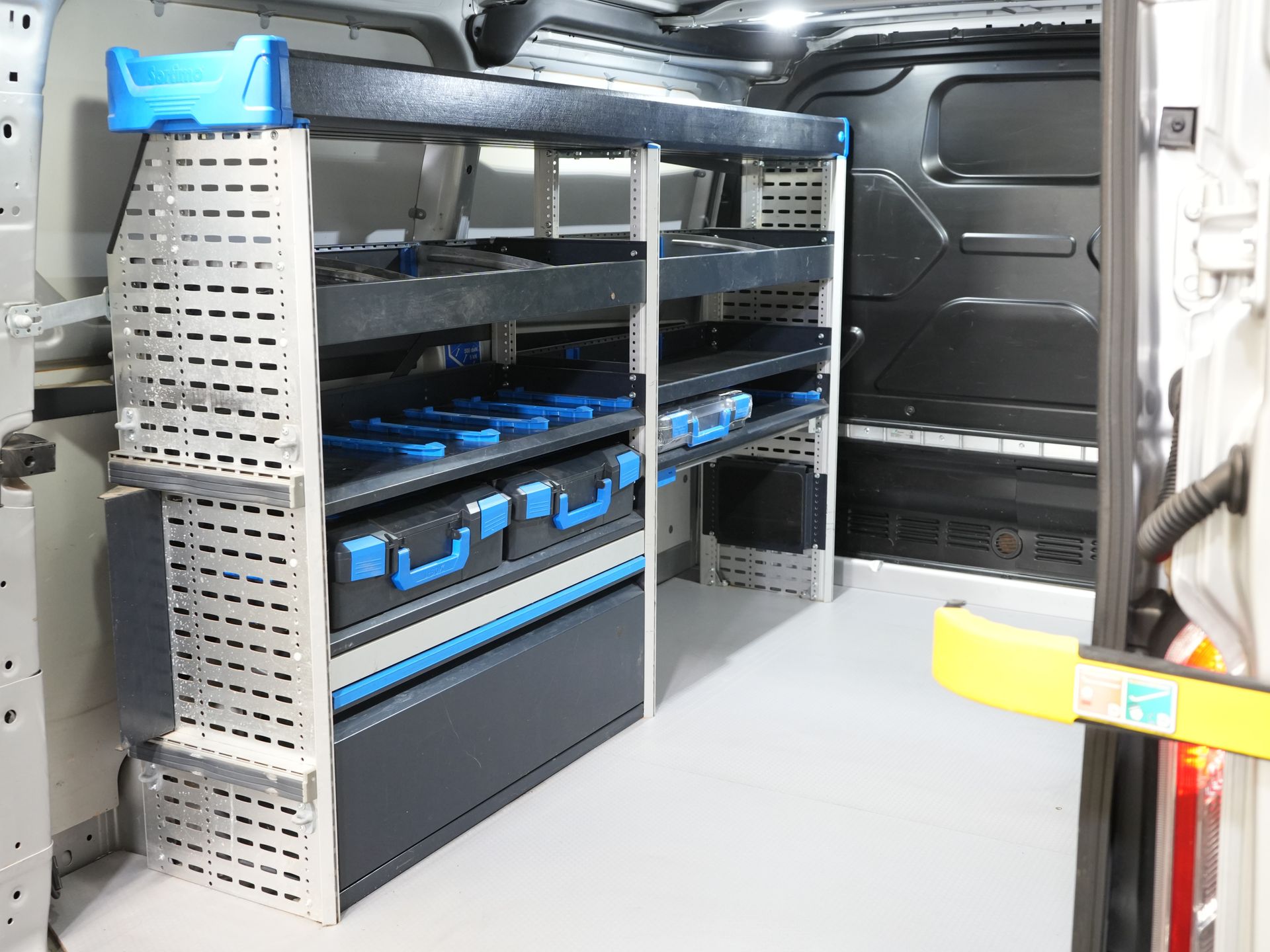 Ford Transit Custom Bestelbus 2.0 TDCI 130 pk BPM VRIJ! Sortimo/ Standkachel/ Stoelverw./ Carplay/ Camera/ Navi/ Cruise 15