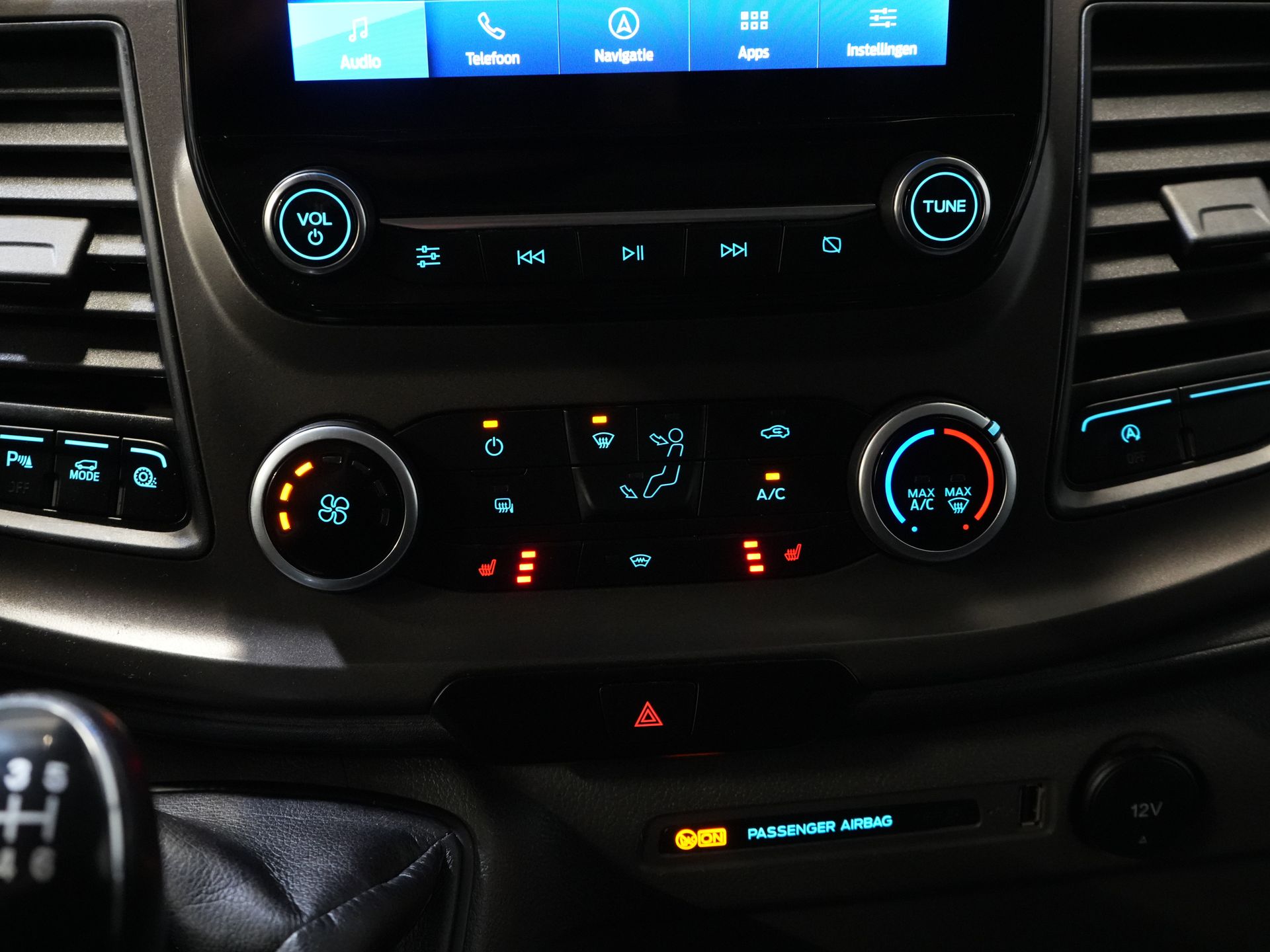 Ford Transit Custom Bestelbus 2.0 TDCI 130 pk BPM VRIJ! Sortimo/ Standkachel/ Stoelverw./ Carplay/ Camera/ Navi/ Cruise 22