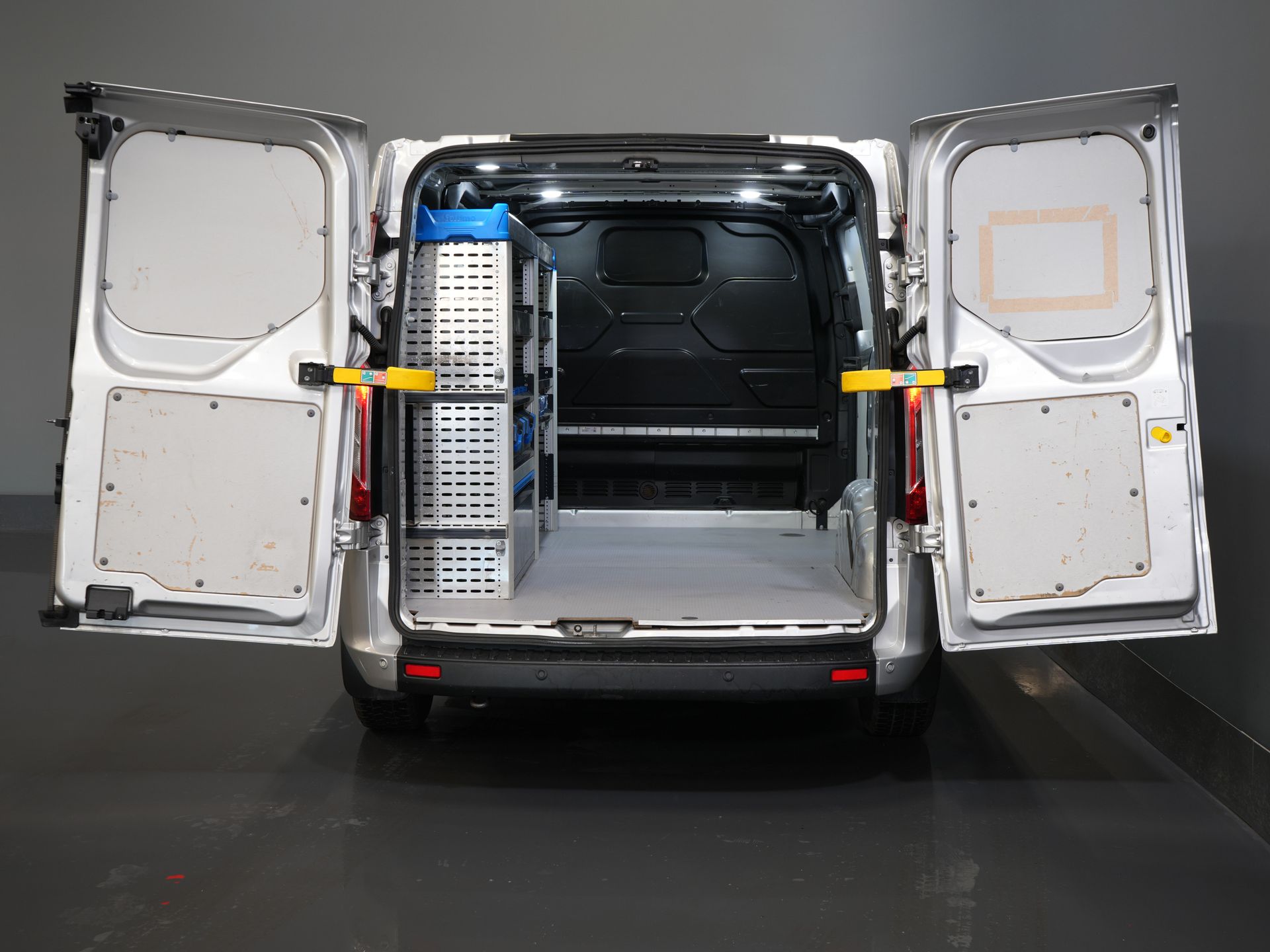 Ford Transit Custom Bestelbus 2.0 TDCI 130 pk BPM VRIJ! Sortimo/ Standkachel/ Stoelverw./ Carplay/ Camera/ Navi/ Cruise 4