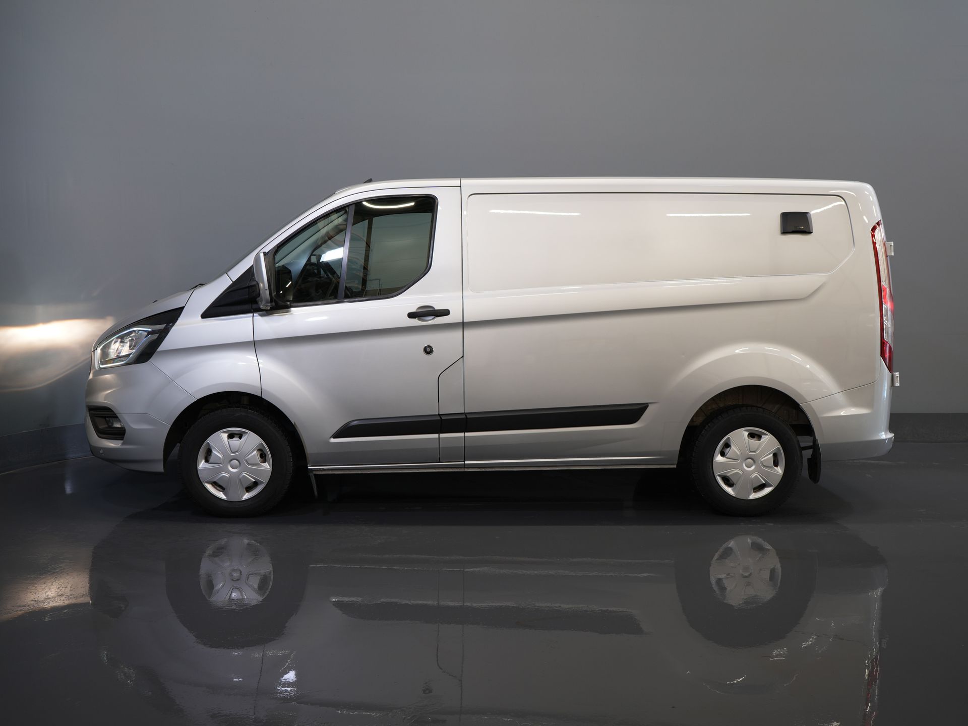 Ford Transit Custom Bestelbus 2.0 TDCI 130 pk BPM VRIJ! Sortimo/ Standkachel/ Stoelverw./ Carplay/ Camera/ Navi/ Cruise 9
