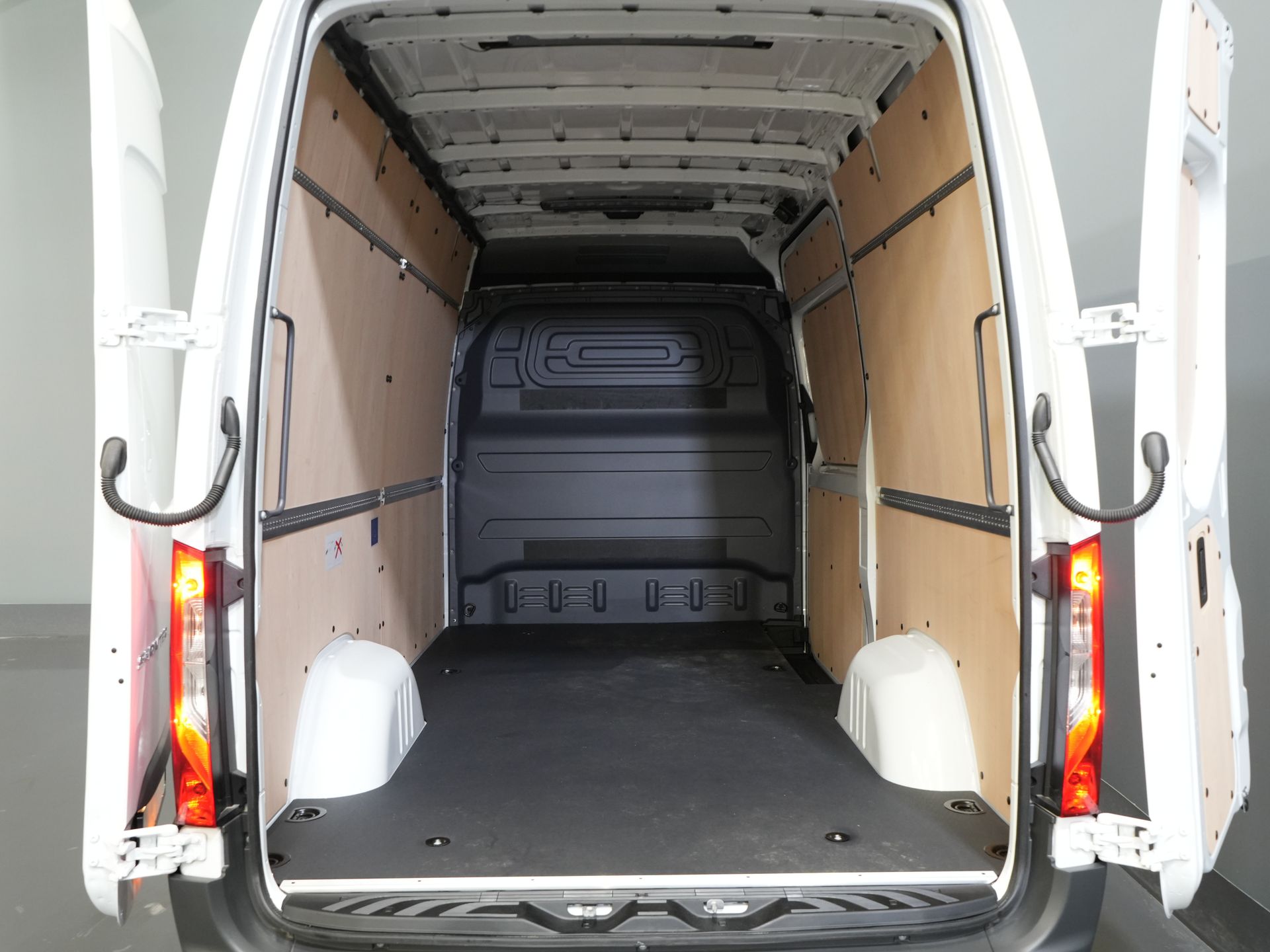 Mercedes-Benz Sprinter Bestelbus 317 Aut. L2H2 BPM VRIJ! LED/ 270 Gr.Deuren/ Gev.Stoel/ Stoelverw./ Navi/ Camera/ PDC/ Betimmerd/ Cruise 14