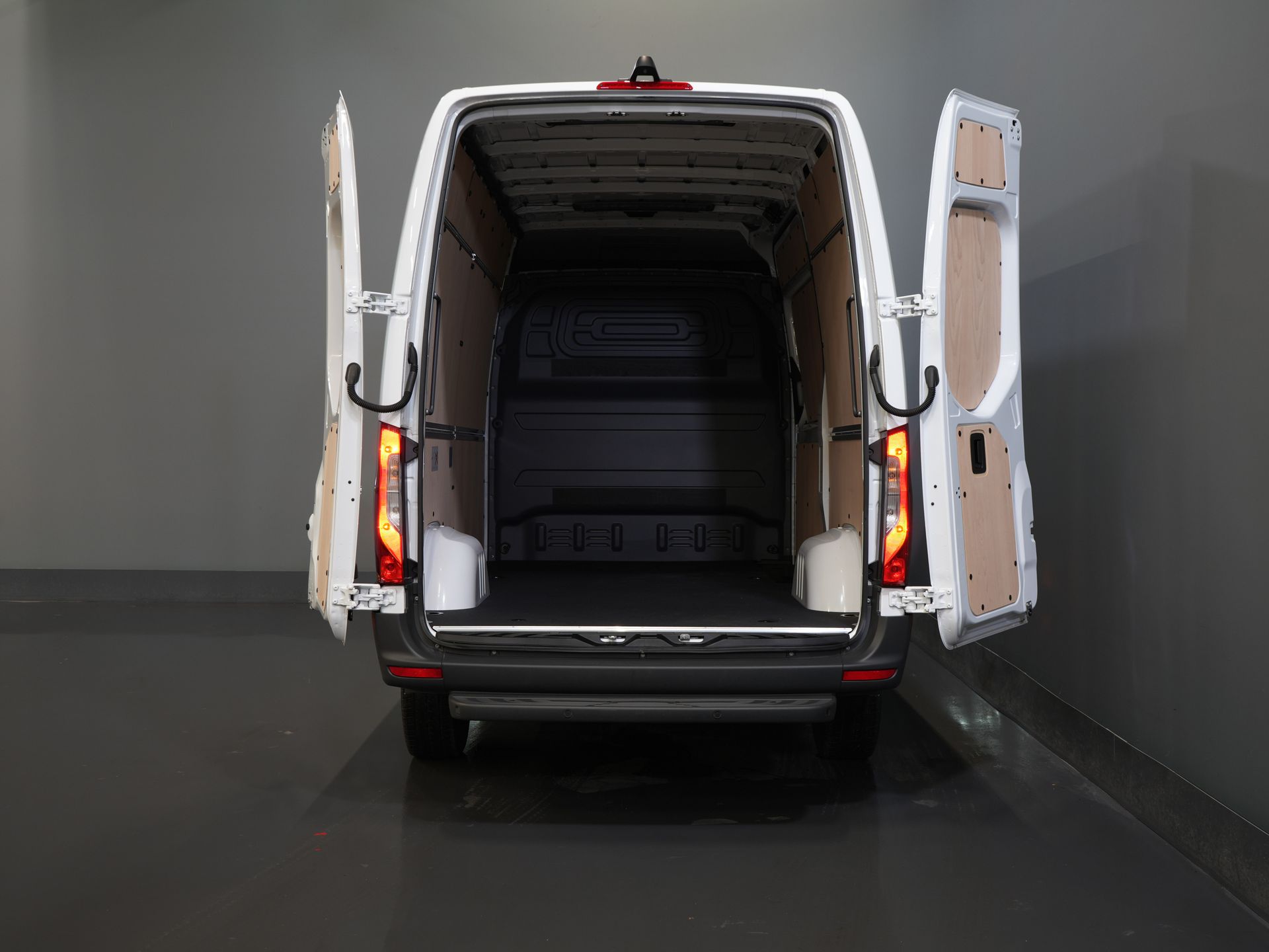 Mercedes-Benz Sprinter Bestelbus 317 Aut. L2H2 BPM VRIJ! LED/ 270 Gr.Deuren/ Gev.Stoel/ Stoelverw./ Navi/ Camera/ PDC/ Betimmerd/ Cruise 4