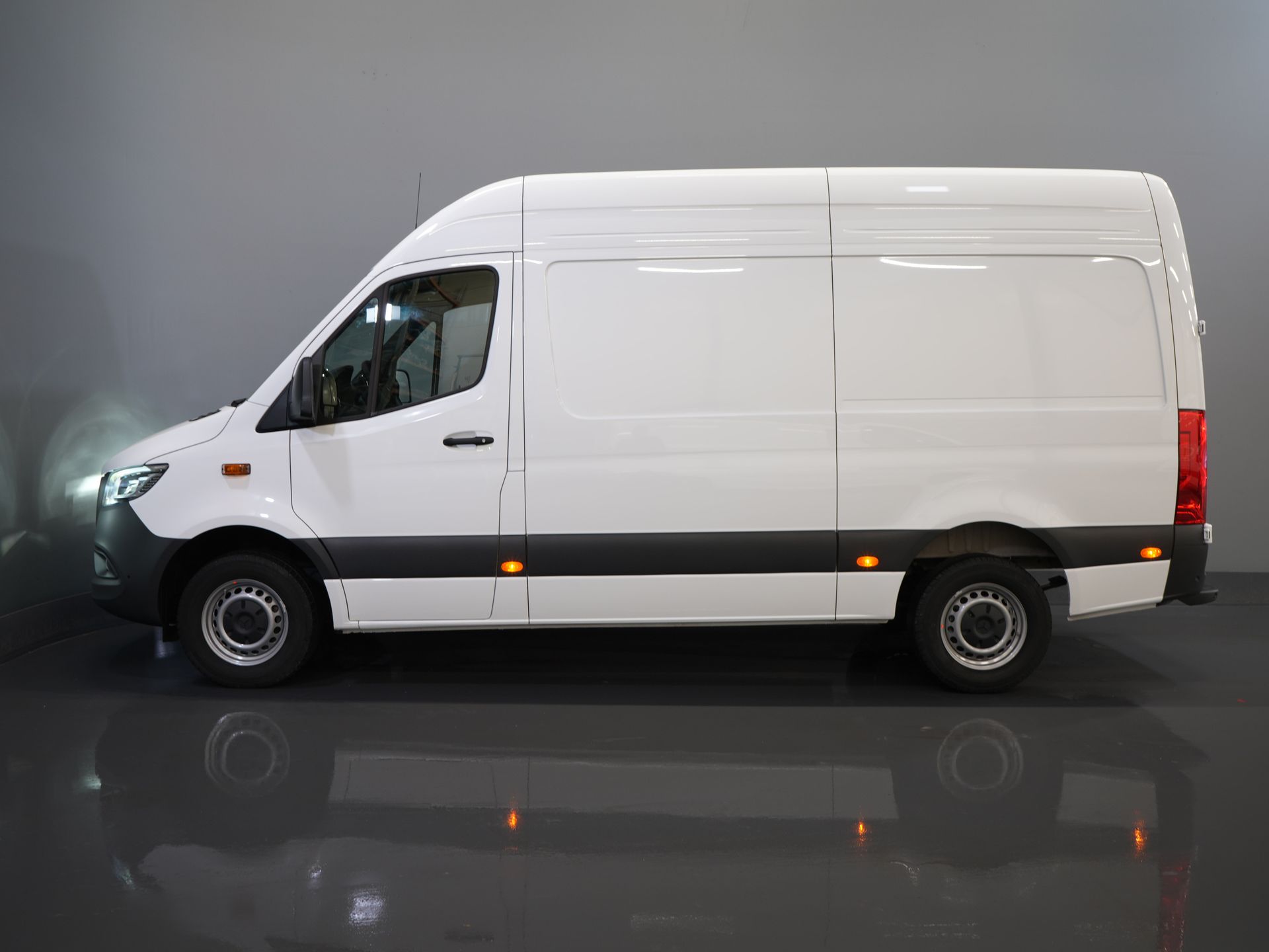 Mercedes-Benz Sprinter Bestelbus 317 Aut. L2H2 BPM VRIJ! LED/ 270 Gr.Deuren/ Gev.Stoel/ Stoelverw./ Navi/ Camera/ PDC/ Betimmerd/ Cruise 9