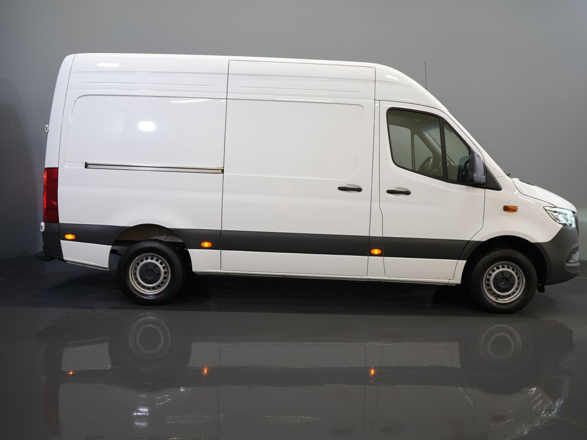 Mercedes-Benz Sprinter Bestelbus 317 Aut. L2H2 BPM VRIJ! LED/ 270 Gr.Deuren/ Gev.Stoel/ Stoelverw./ Navi/ Camera/ PDC/ Betimmerd/ Cruise 10